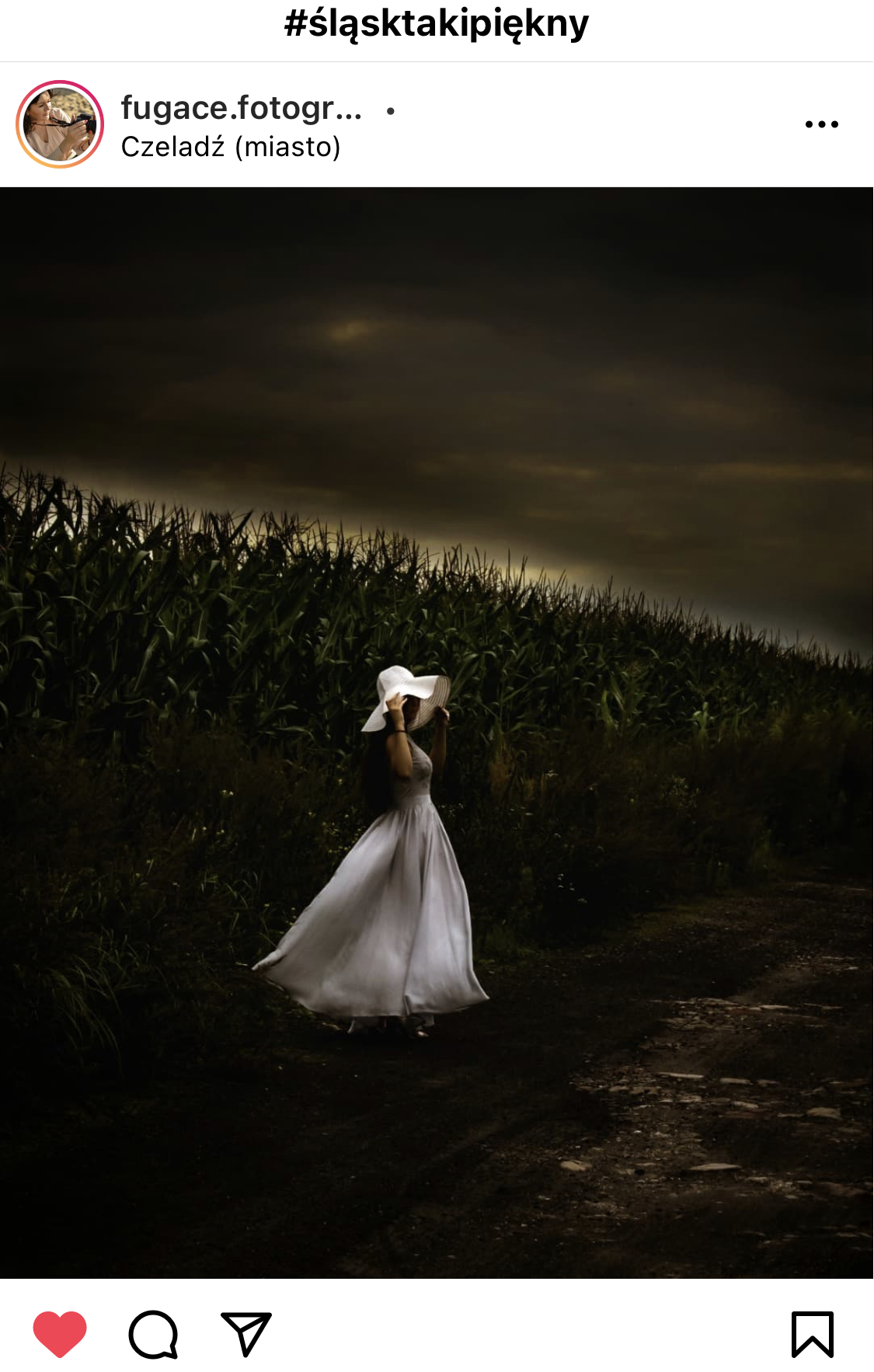 Kobieta w białej sukience i kapeluszu, nocą