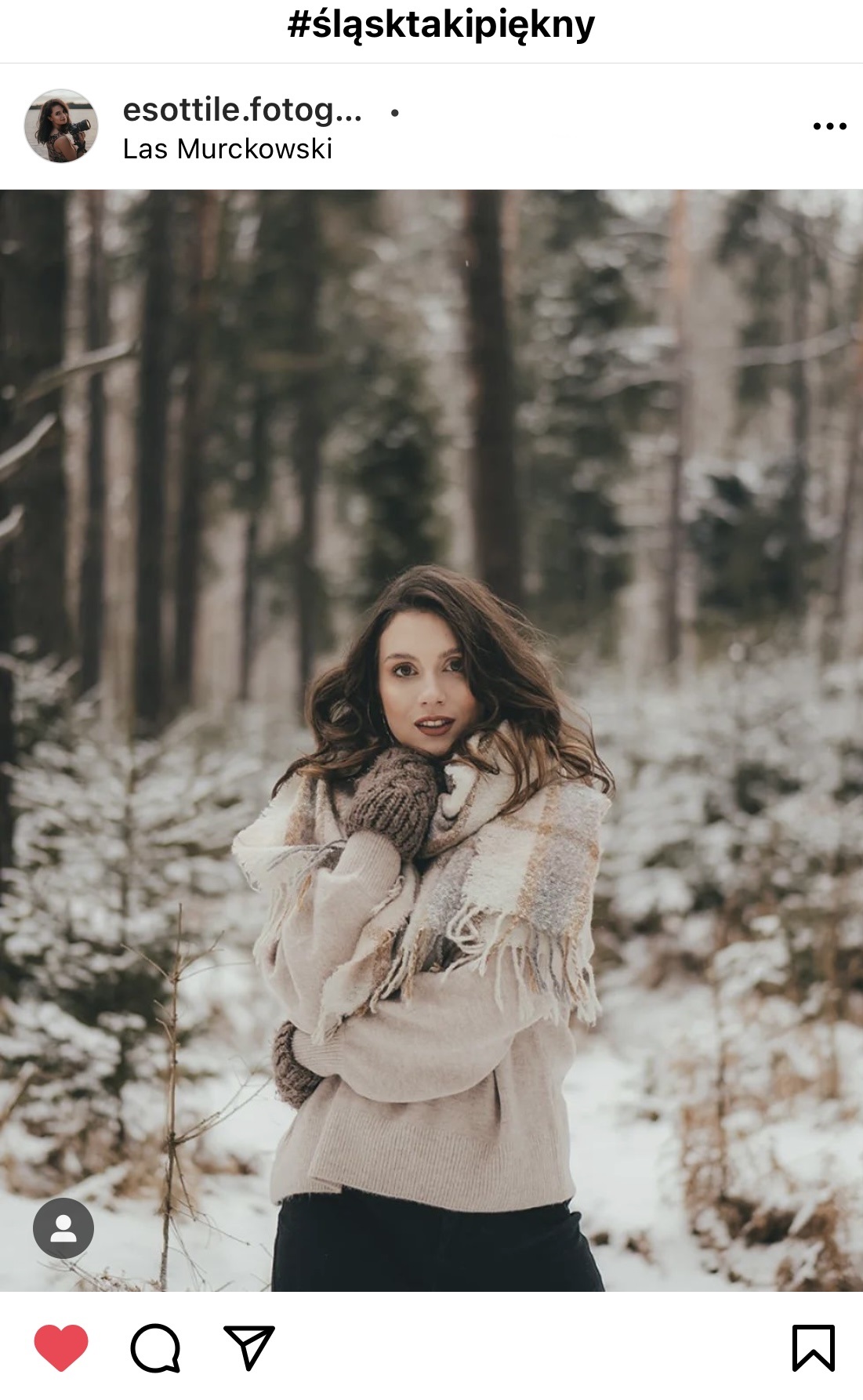 Opatulona dziewczyna w szalu stoi w lesie. #śląsktakipiękny