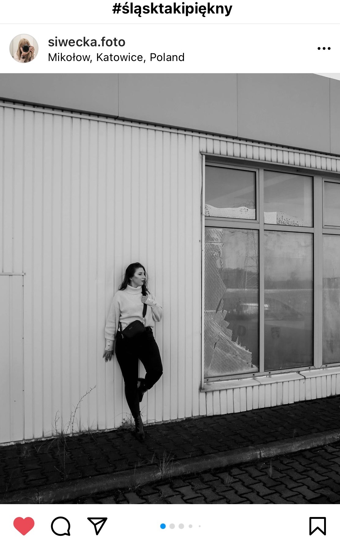 Kobieta oparta o budynek w stylu prl. W tle białe panele i wielkie okna. #śląsktakipiękny