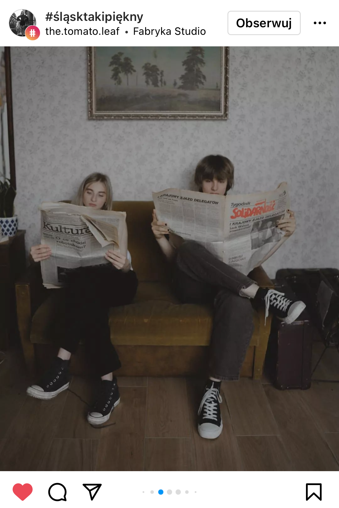 Dwaj nastolatkowie siedzą na kanapie i czytają drukowaną gazetę. Zdjęcie w klimacie PRL #śląsktakipiękny