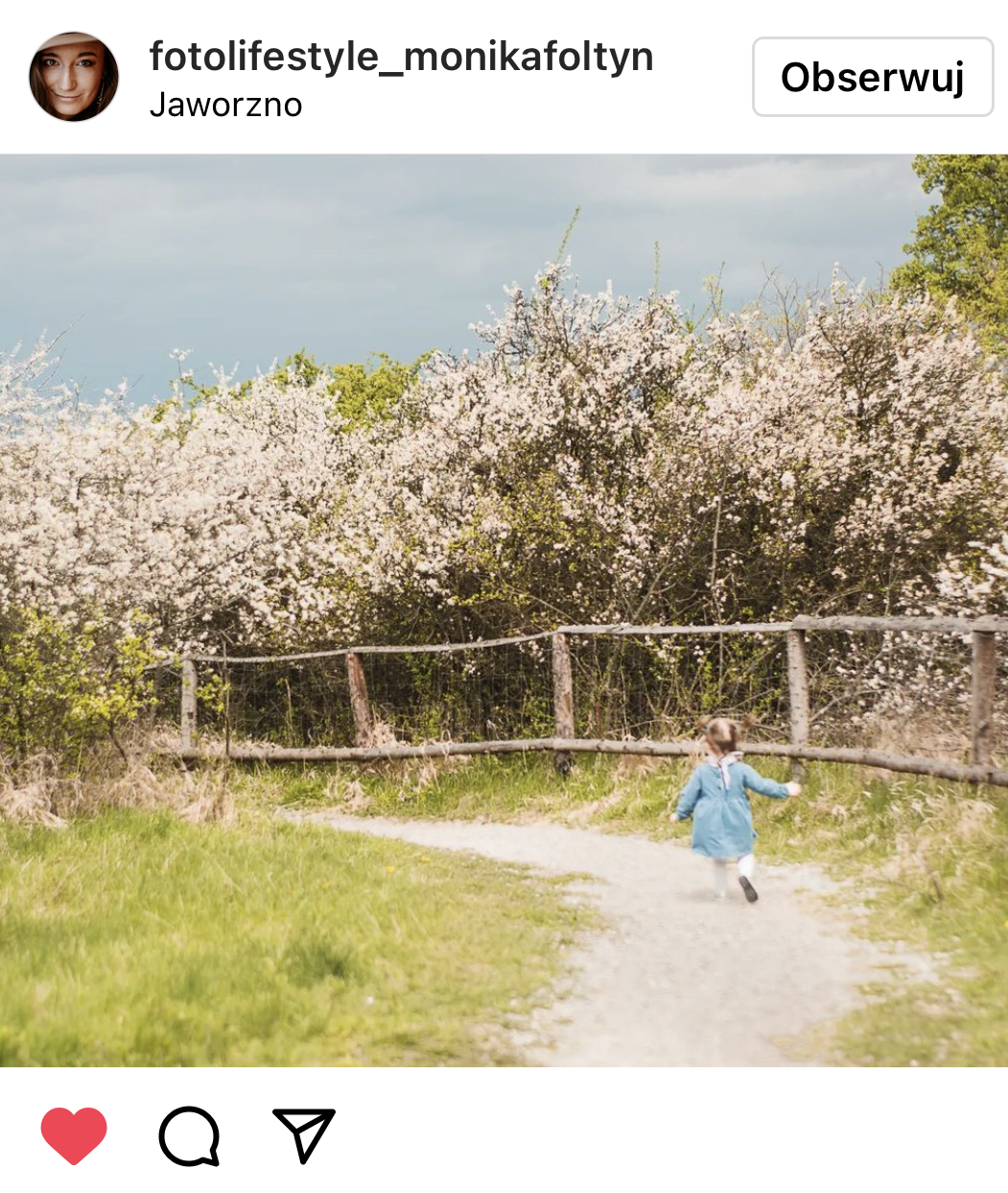 Mała dziewczynka biegnie polną dróżką wokoło kwitną krzewy. #śląsktakipiękny