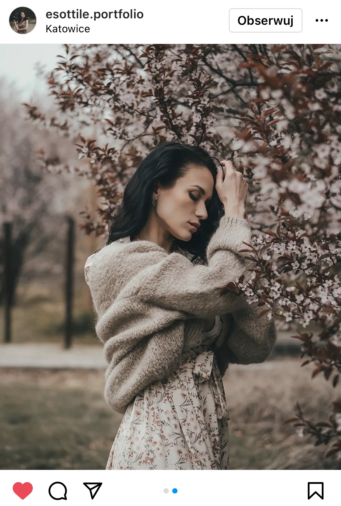 Brunetka trzymająca rękę we włosach blisko kwiecistego drzewa. #śląsktakipiękny