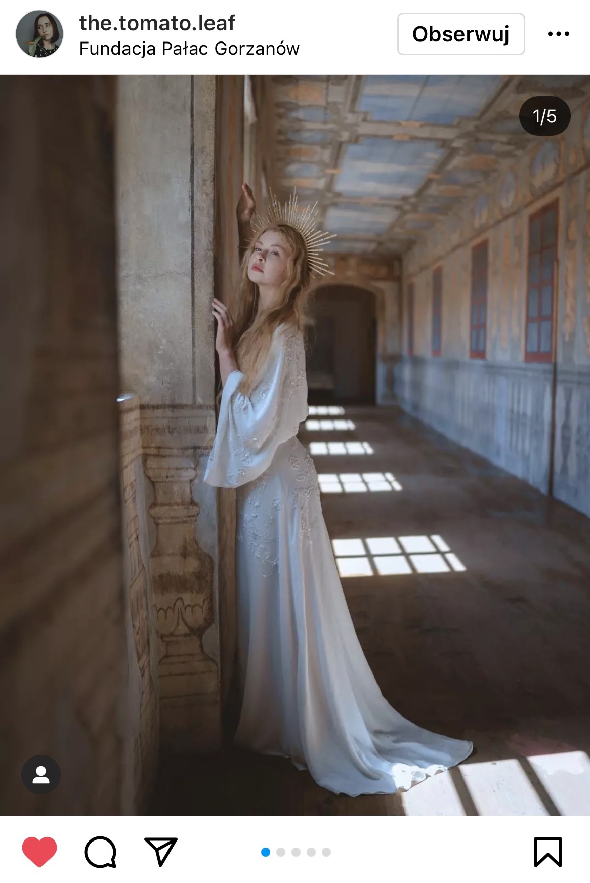 kobieta w pałacowym wnętrzu ubrana na biało na głowie ma diadem #śląsktakipiękny