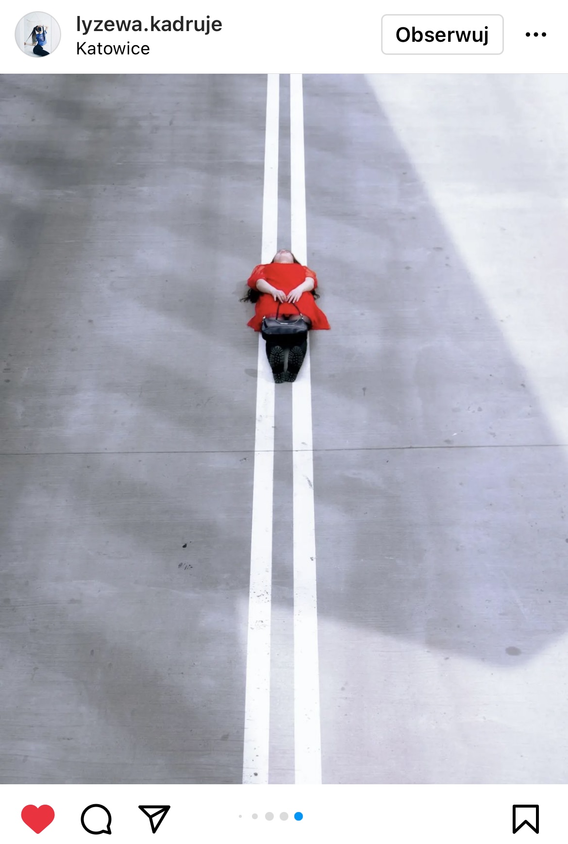 Kobieta w czerwonej sukience leżąca na pasie drogowym. #śląsktakipiękny