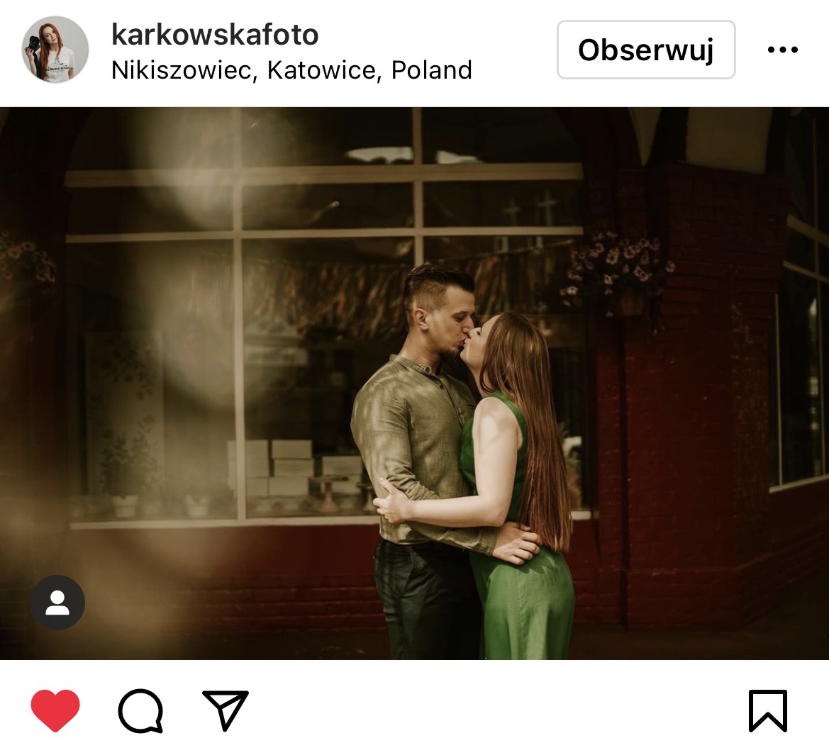 Całująca się para na tle witryny sklepowej. #śląsktakipiękny