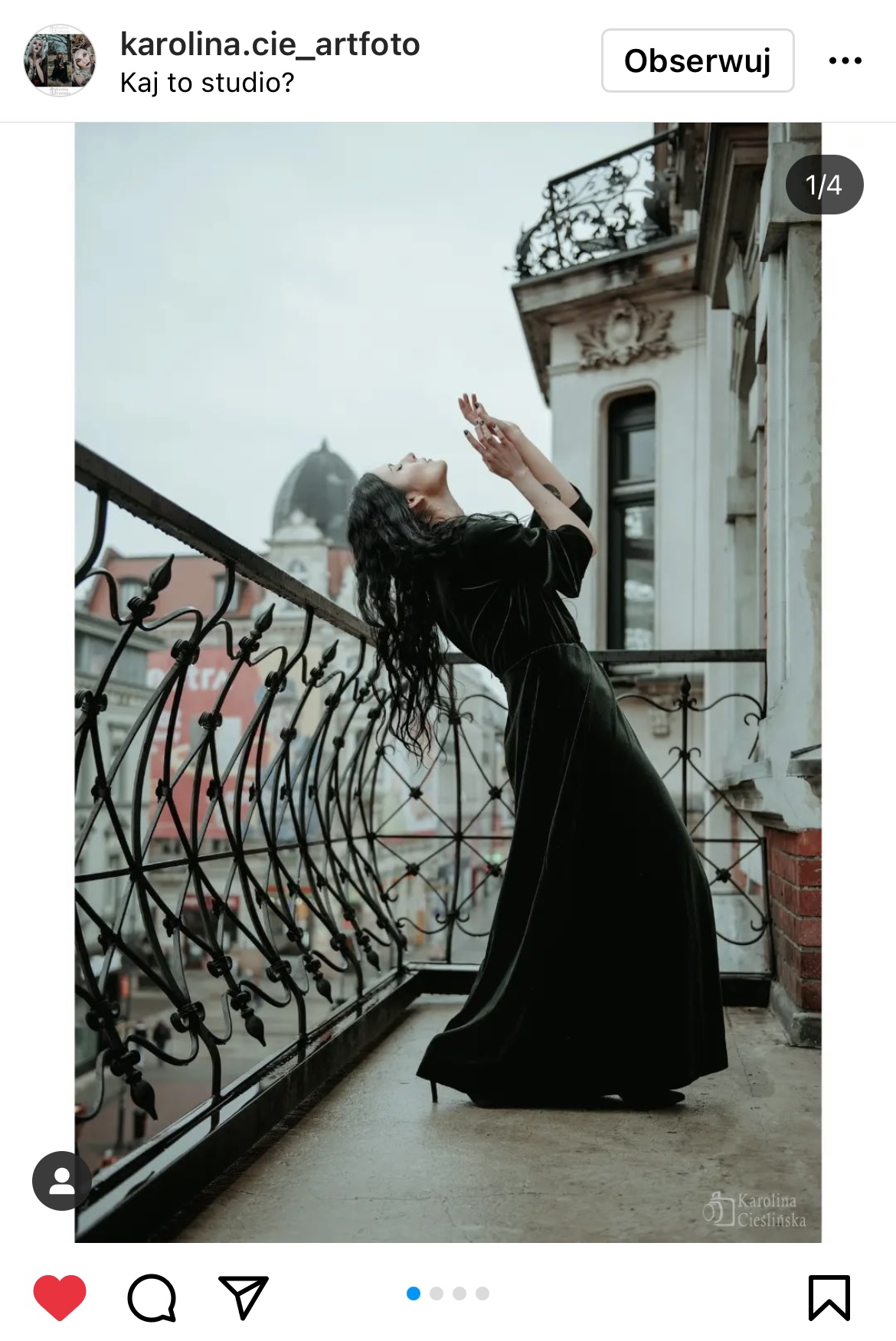 Kobieta w czarnej sukience na balkonie. #śląsktakipiękny