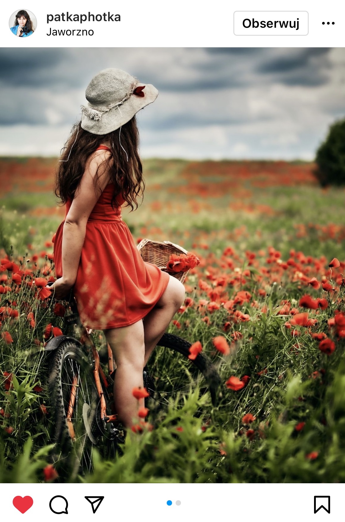 Dziewczyna na rowerze w czerwonej sukience pośród maków. Ma kapelusz. #śląsktakipiękny