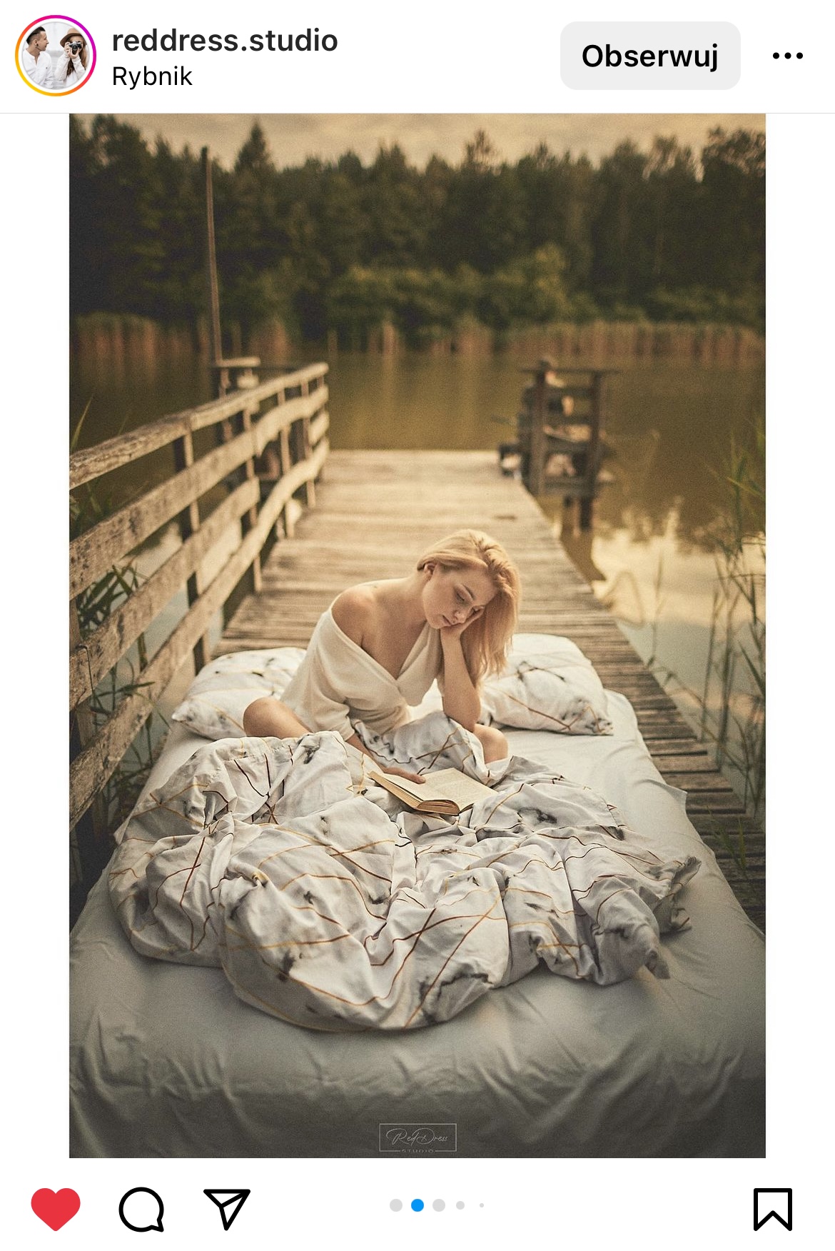 blondynka leży na pomoście nad jeziorem otulona w kołdrę. #śląsktakipiękny