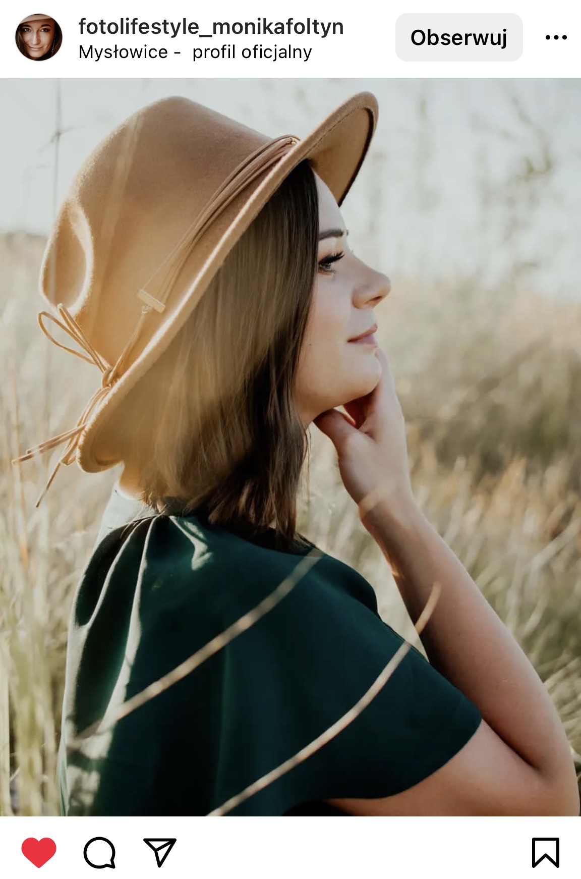 Kobieta w zielonej sukience i słomianym kapeluszu pośród traw. #śląsktakipiękny