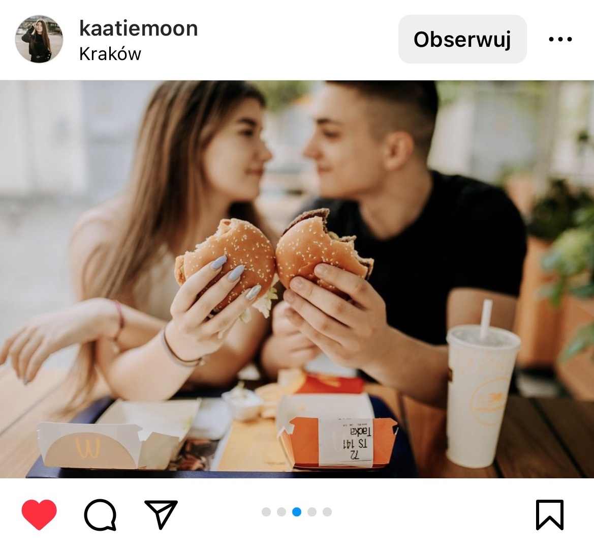 Para siedzi przy stole i je hamburgery. #śląsktakipiękny