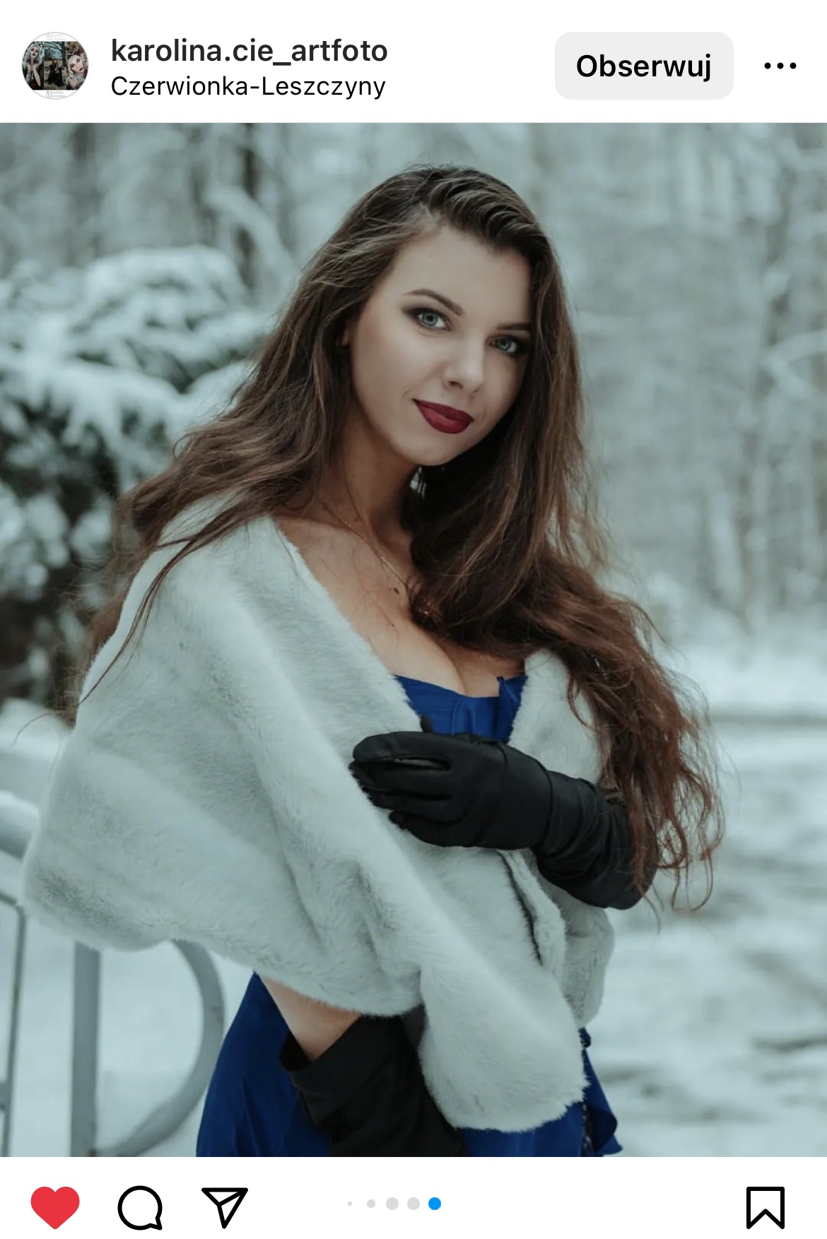 Portret kobiety w zimowej scenerii. Kobieta ma niebieską suknię, narzutę białą z lista i czarne rękawiczki. #śląsktakipiękny