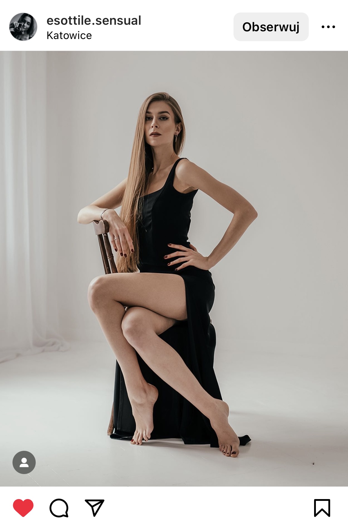 kobieta siedząca na krześle w czarnej sukni #śląsktakipiękny