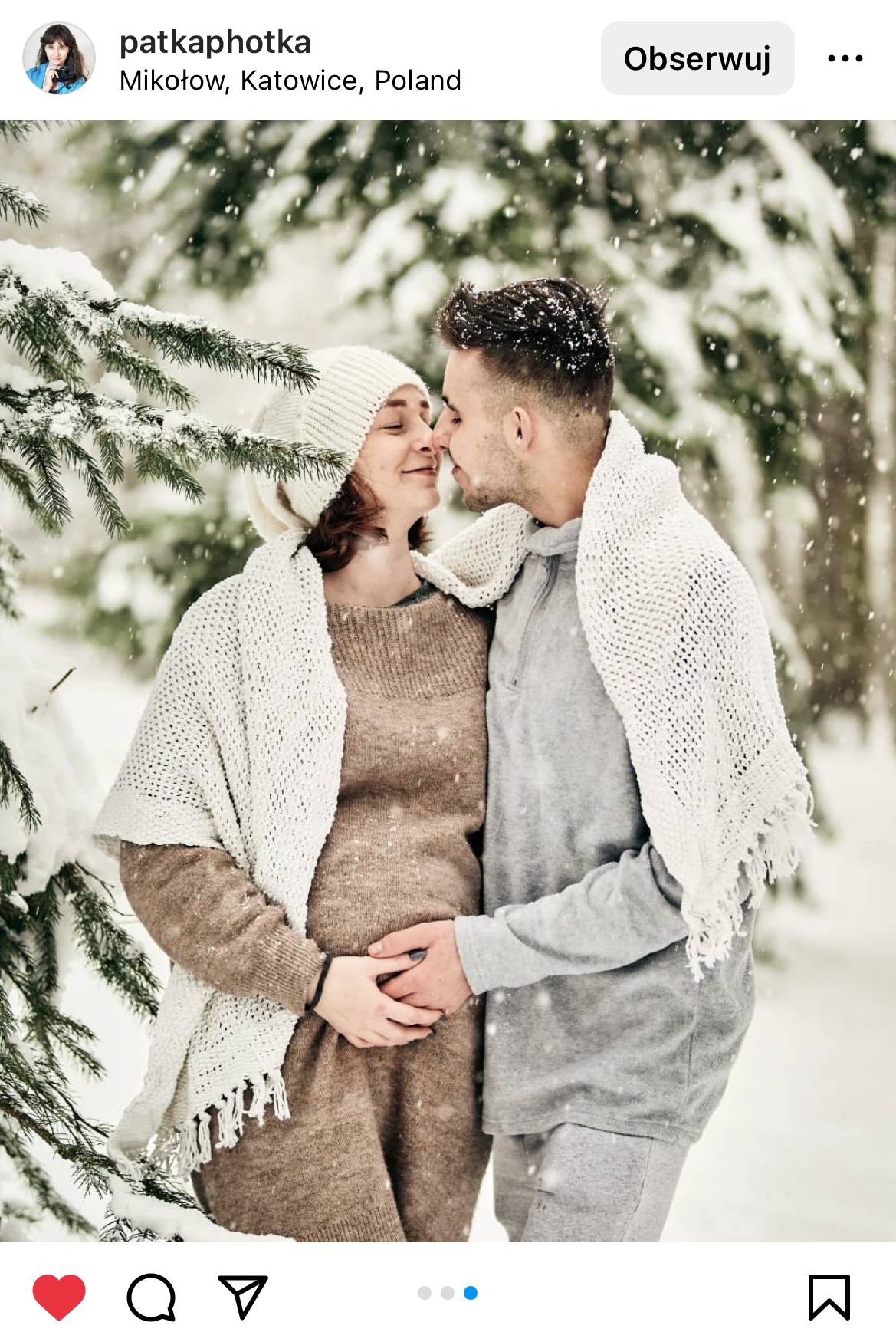 kobieta w ciąży całująca się z mężczyzną w zimowej scenerii #śląsktakipiękny