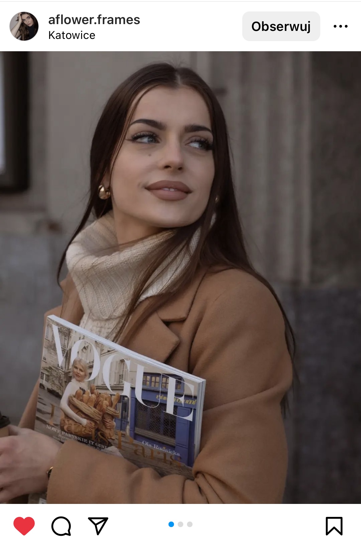 Kobieta trzymająca w ręce magazyn bogue, uśmiecha się #śląśktakipiękny
