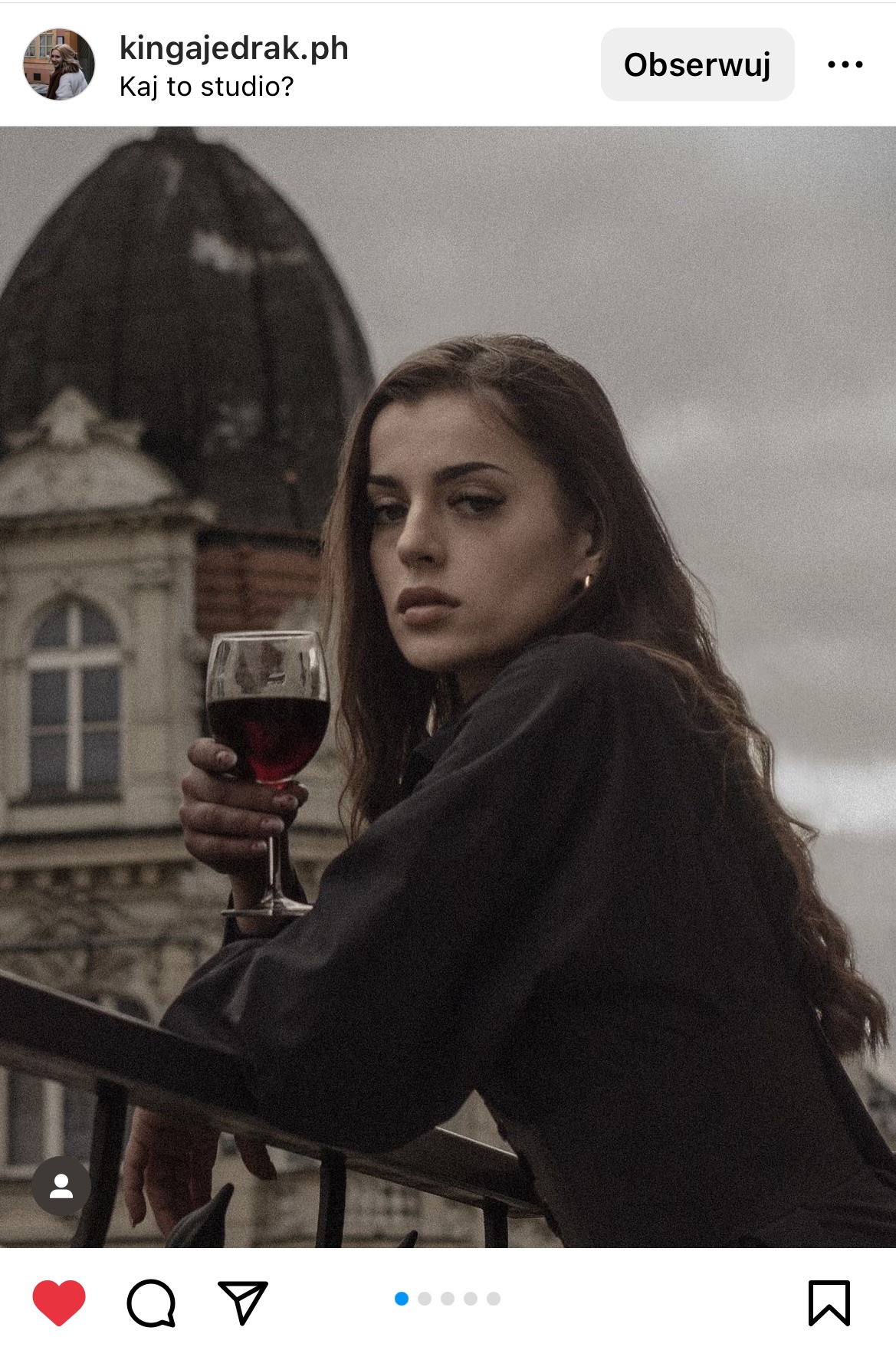Kobieta z kieliszkiem wina, w tle kamienica #śląsktakipiękny