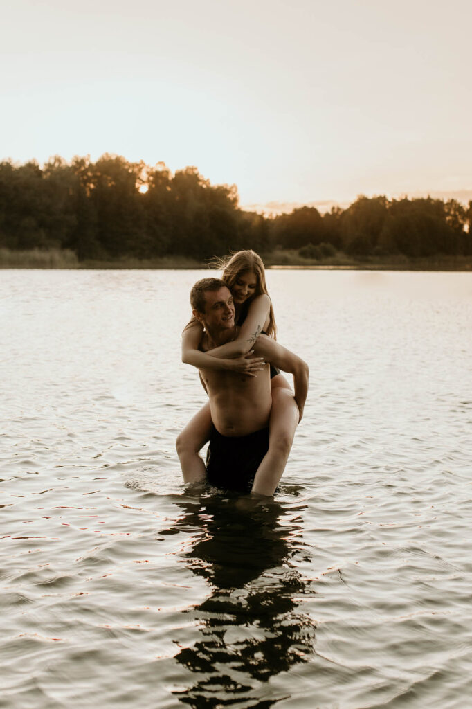 sesja fotograficzna zakochanych w wodzie