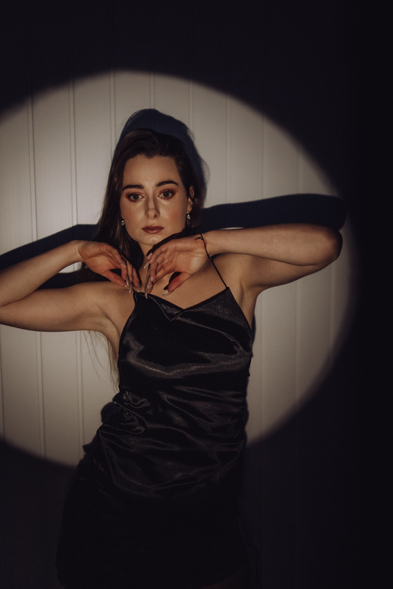 Młoda dziewczyna w okrągłej ramce