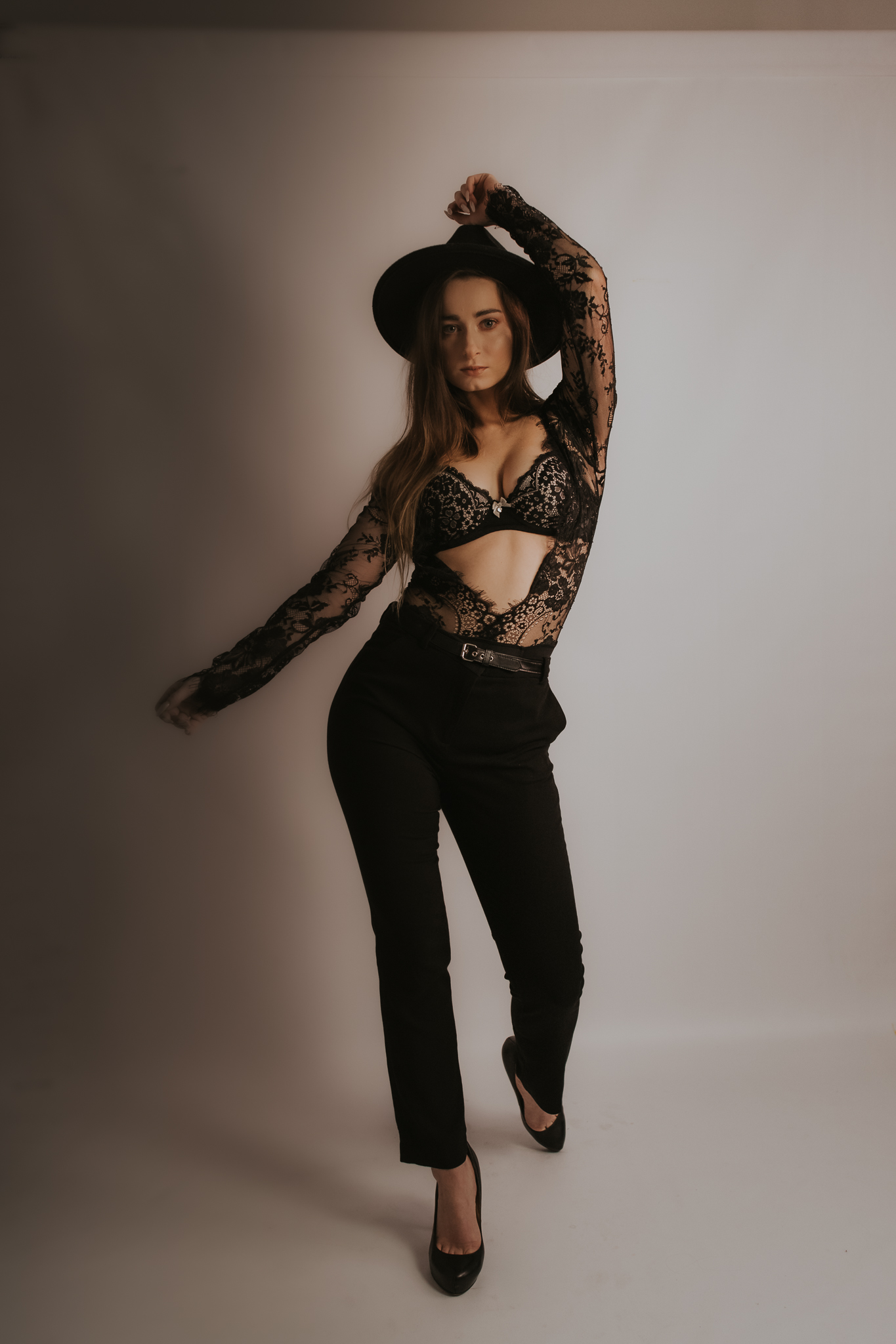 Sesja zmysłowa młoda kobieta z wdziękami w kapeluszu