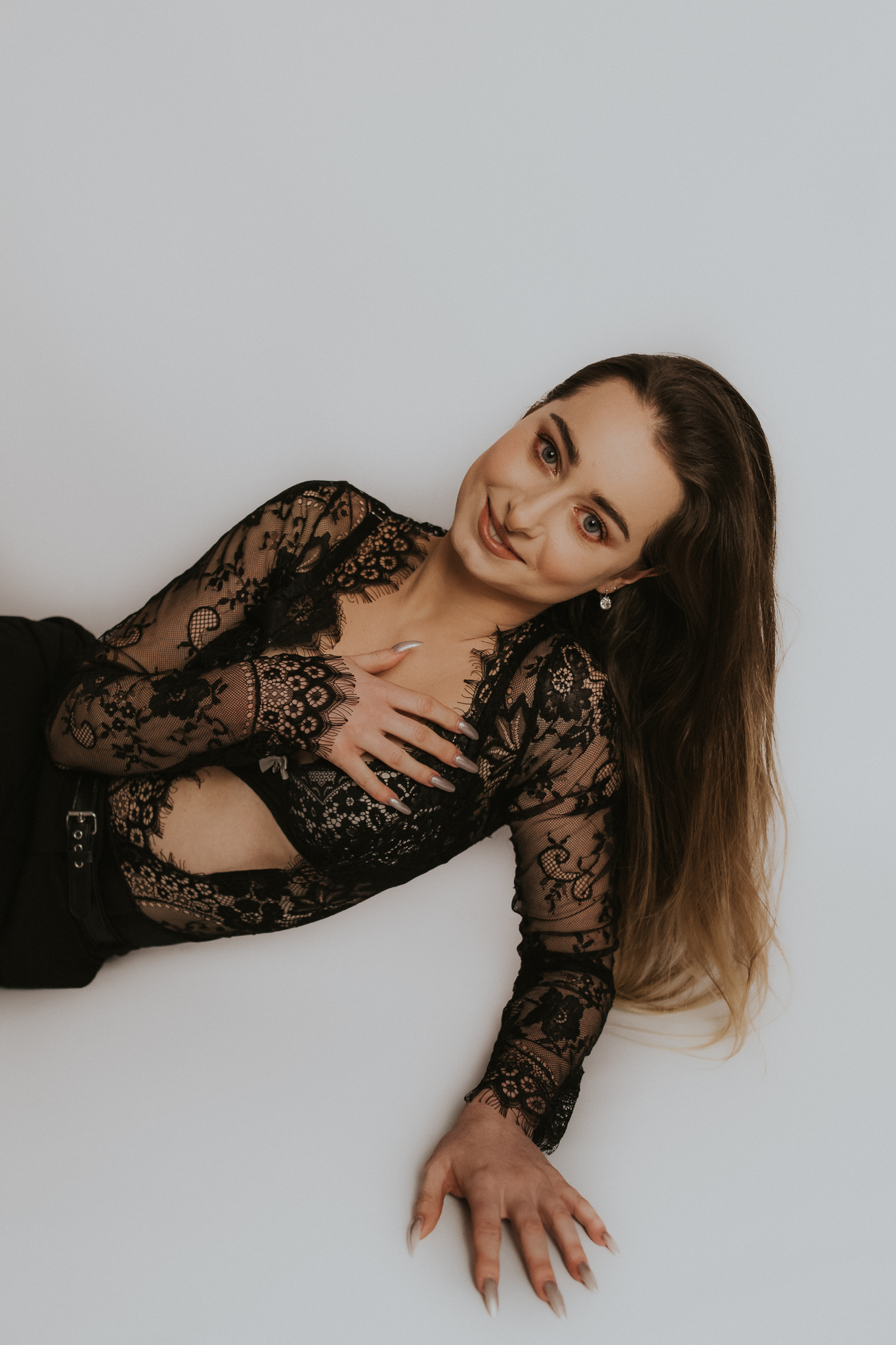 Uśmiechnięta kobieta z ręka na sercu