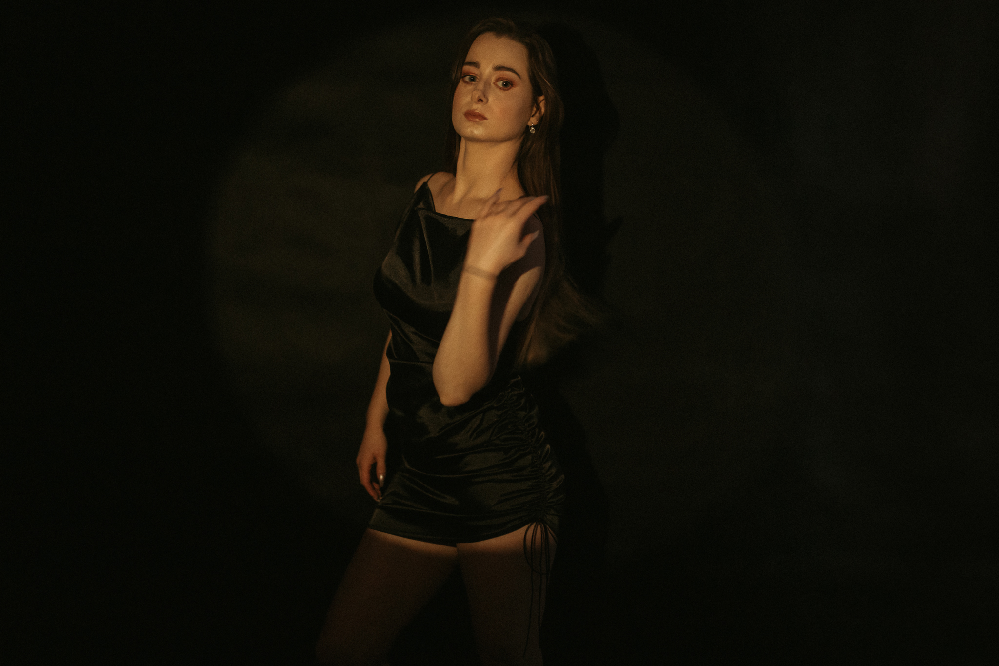 Kobieta na czarnym tle. Sesja zmysłowa