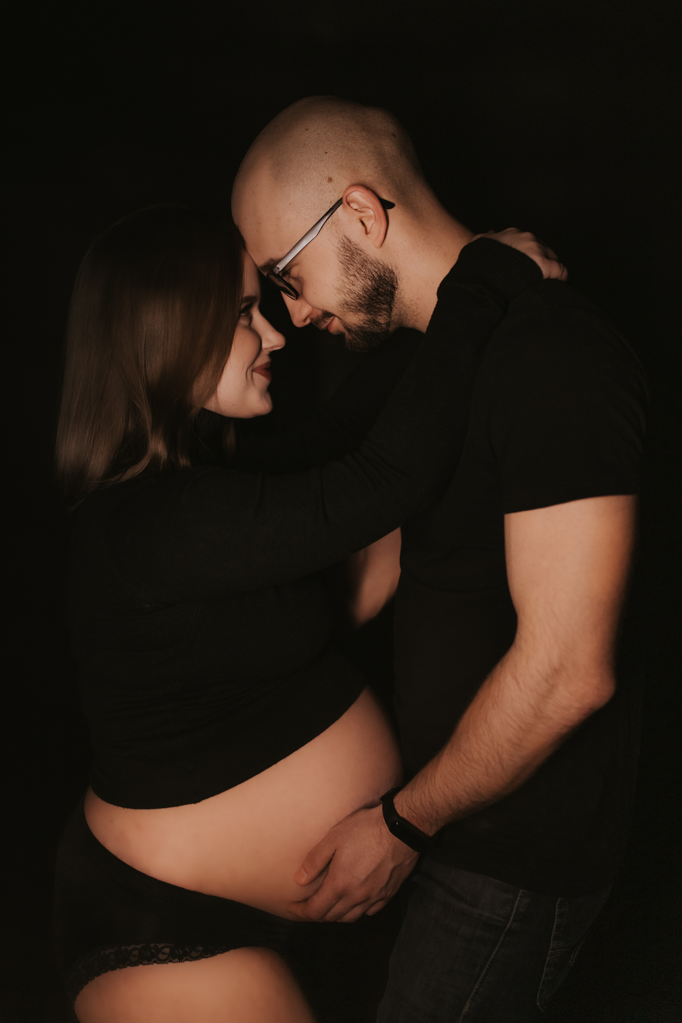 Wtulona para patrząca sobie w oczy. Mężczyzna trzyma