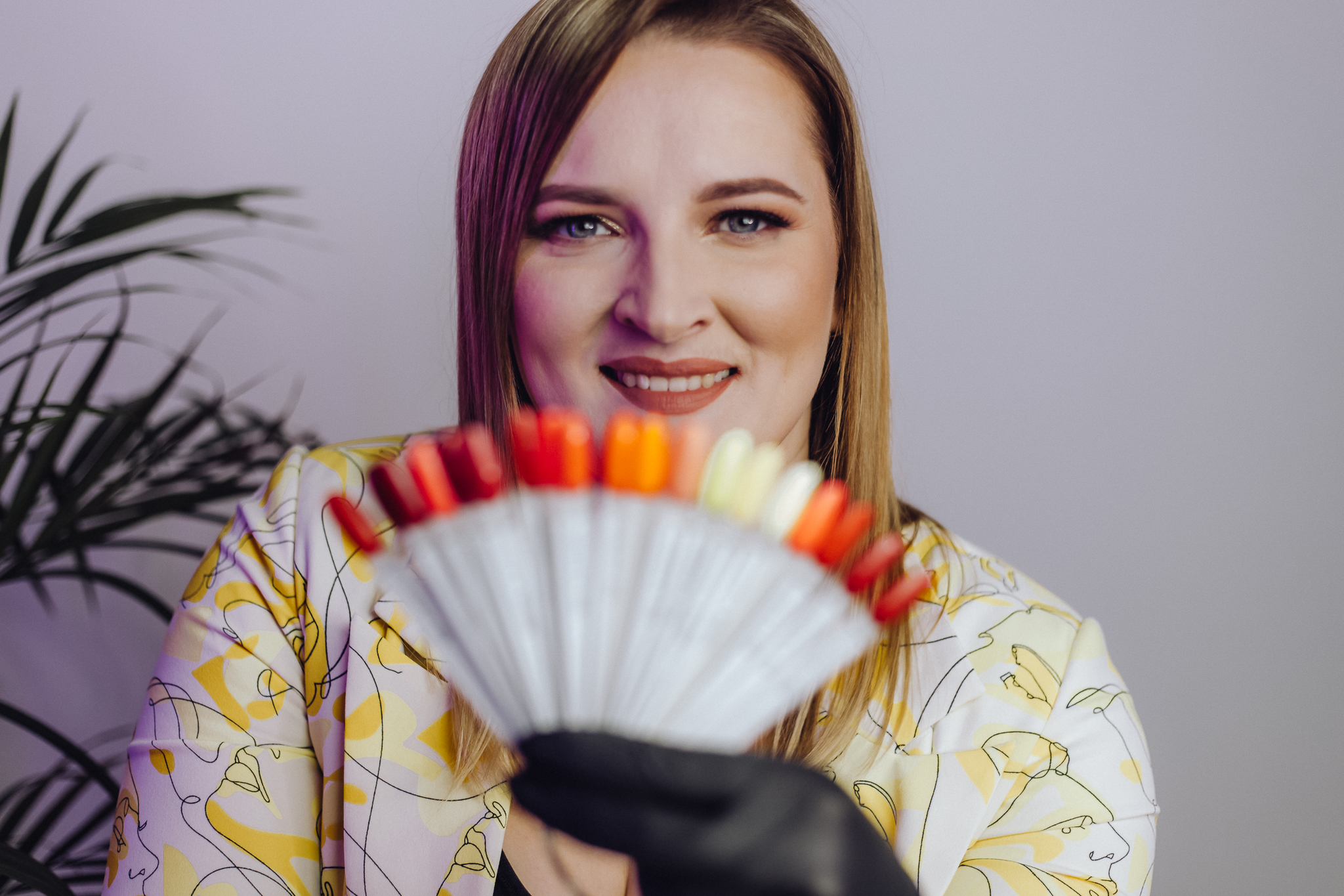 Kobieta trzyma paletę barw