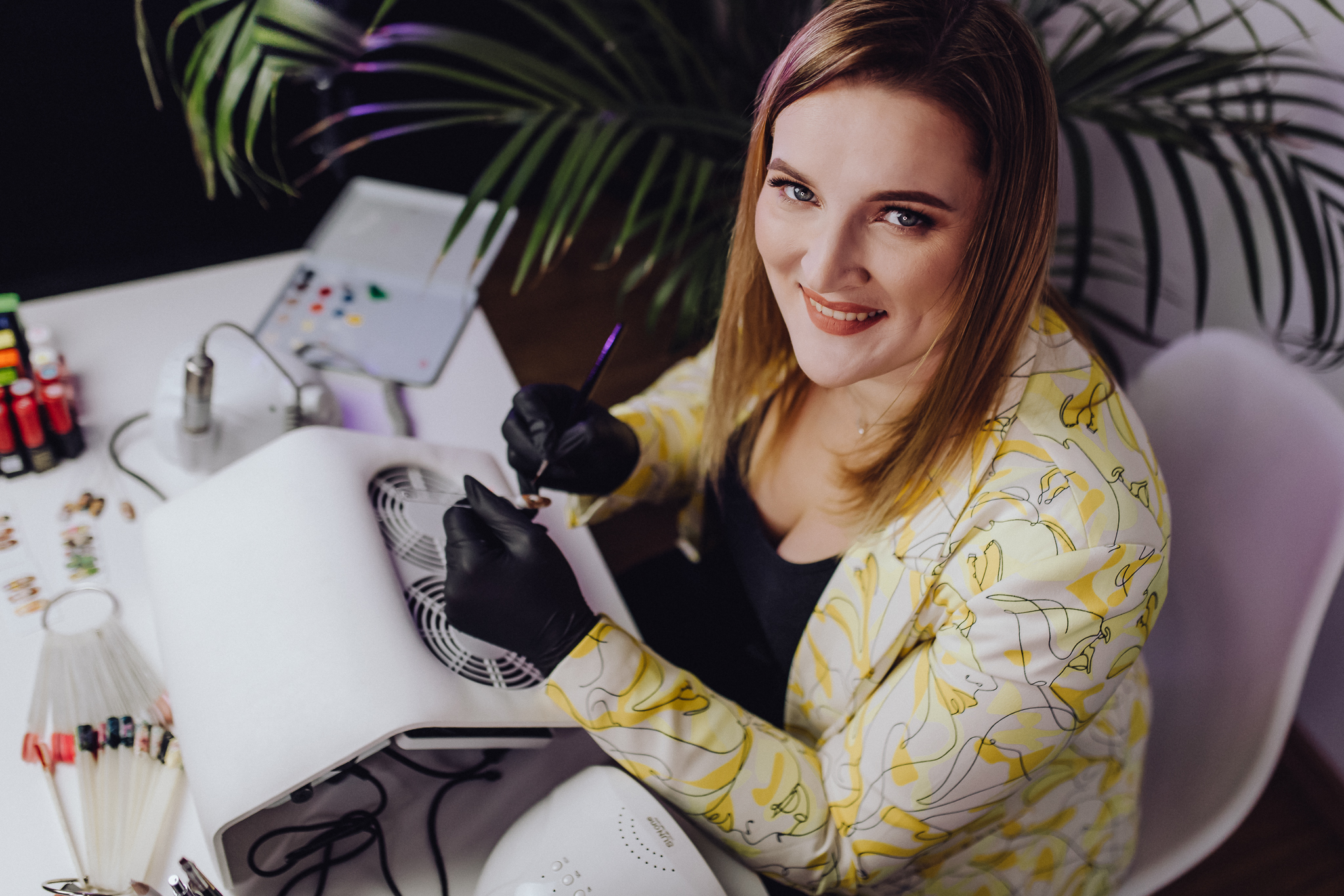 Sesja wizerunkowa w salonie kosmetycznym. Uśmiechnięta kobieta