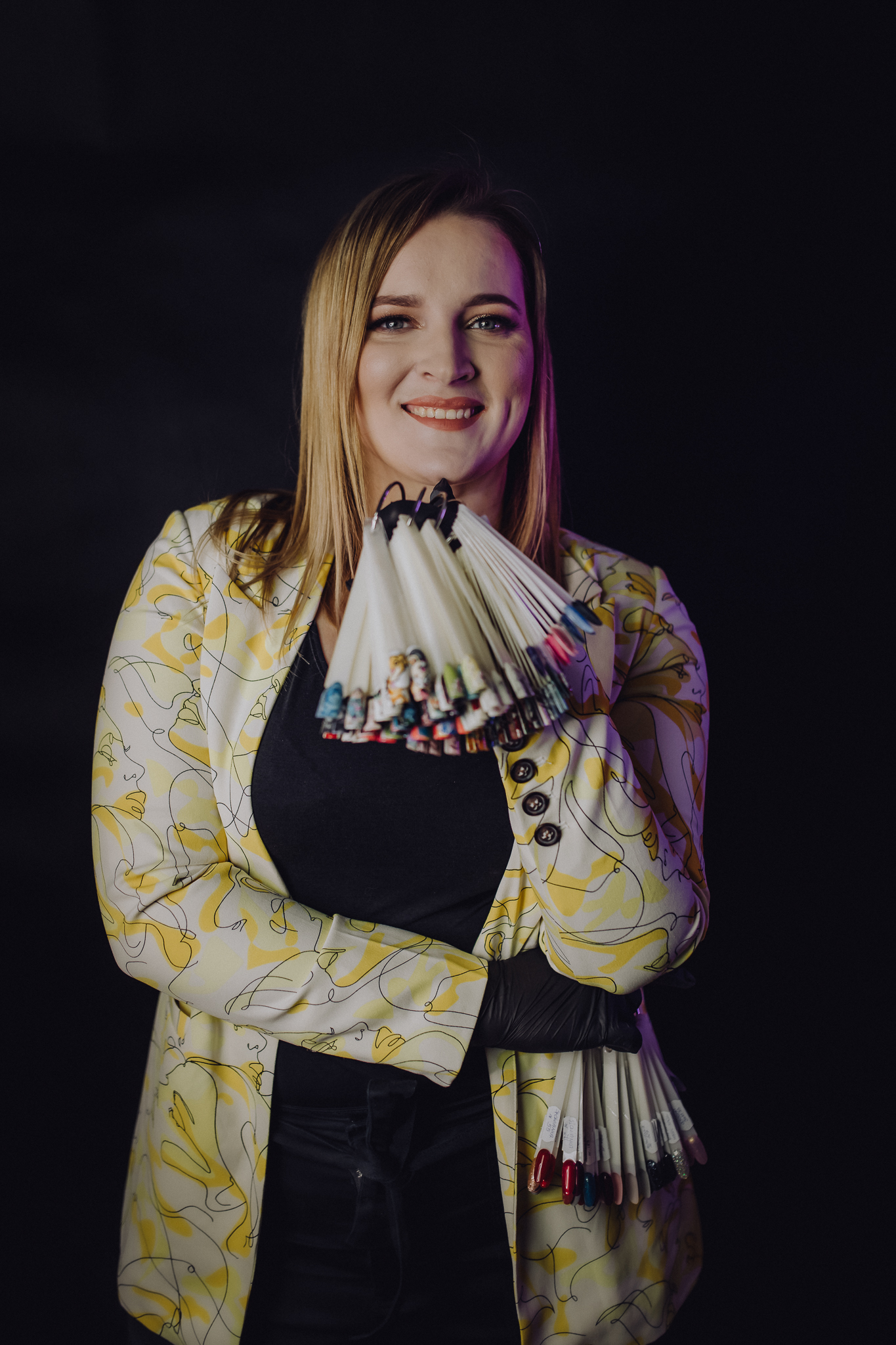 Kobieta reklamuje swój biznes z malowaniem paznokci