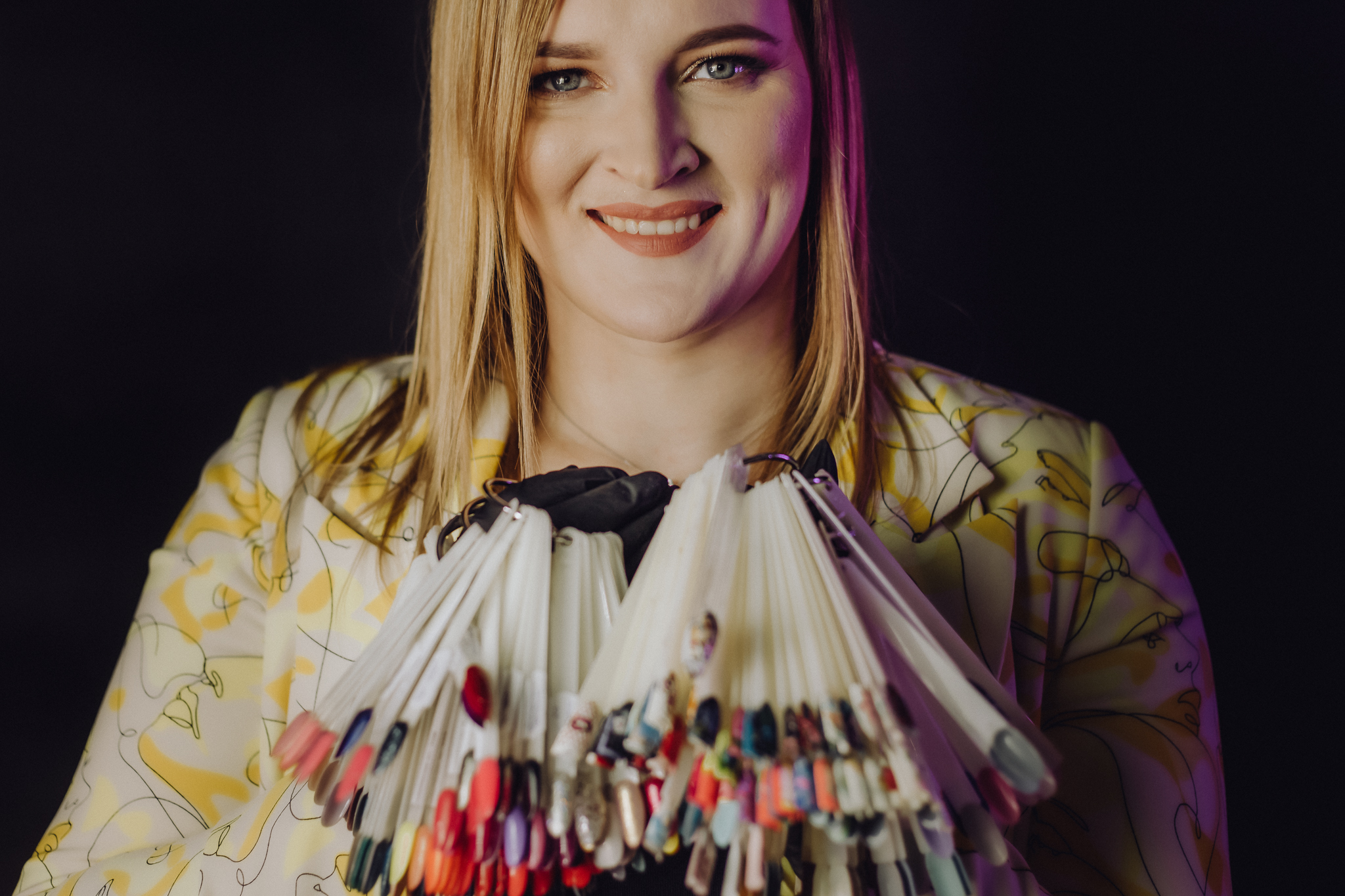 Sesja wizerunkowa kosmetyczki z wzorami paznokci