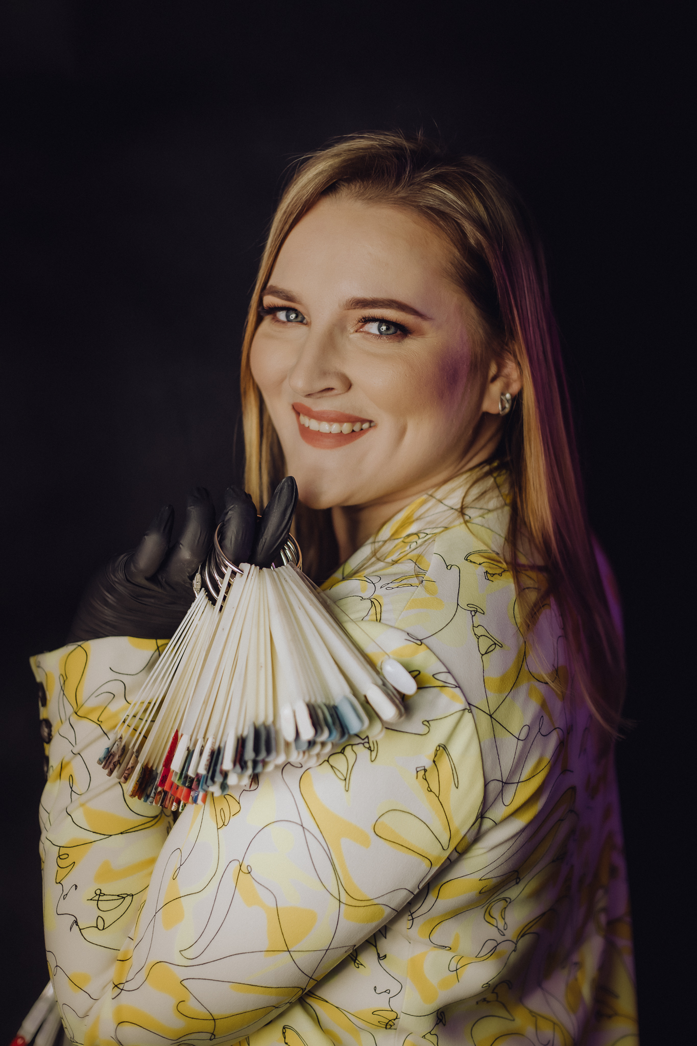 Kobieta, która trzyma zestaw kolorów lakierów. Sesja wizerunkowa