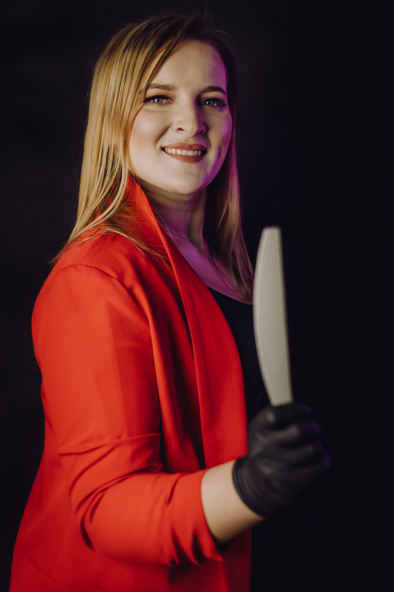 Kobieta, która prezentuje pilniczek. Sesja wizerunkowa