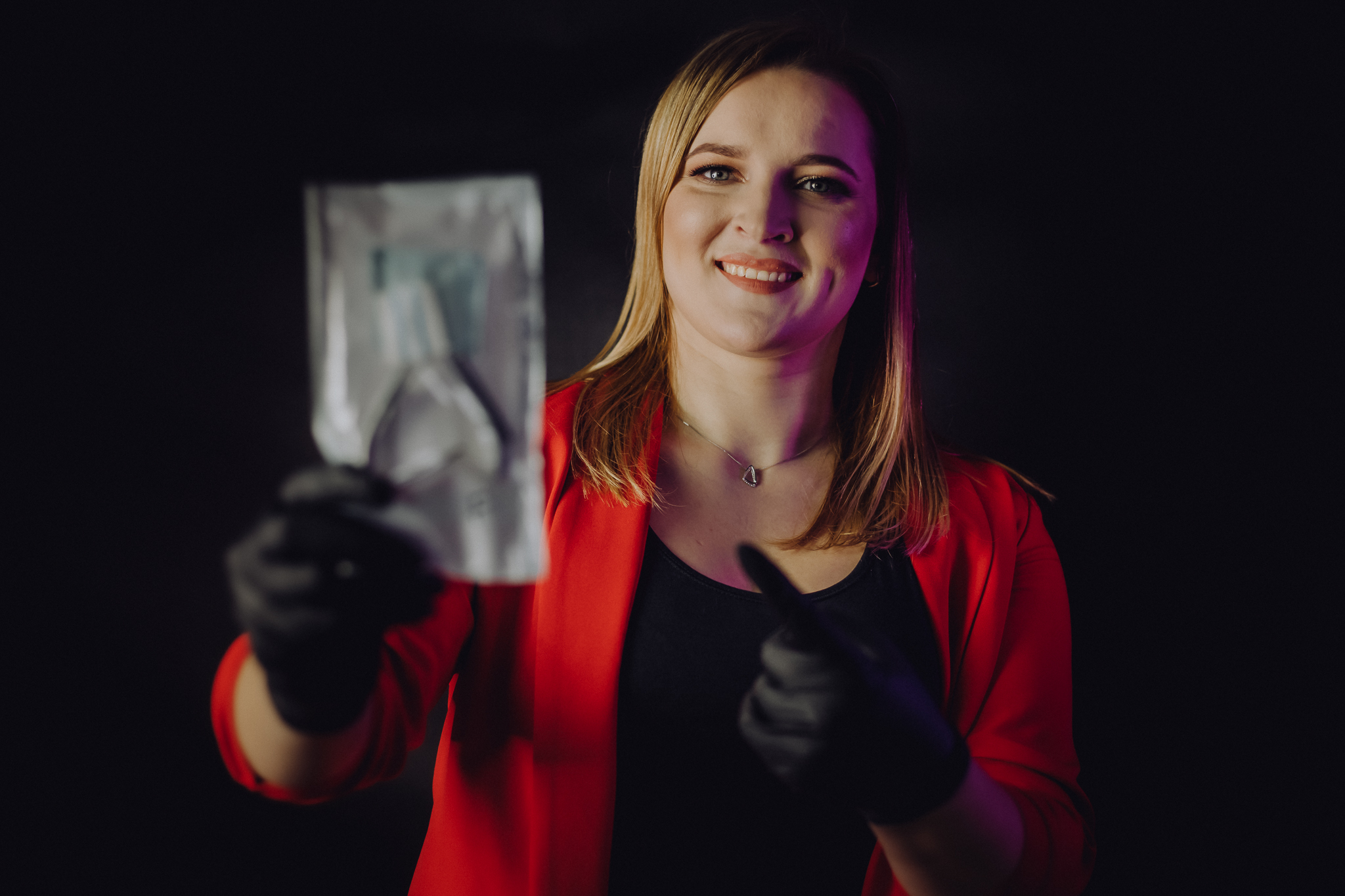 Uśmiechnięta kobieta, która w ręku trzyma narzędzie pracy