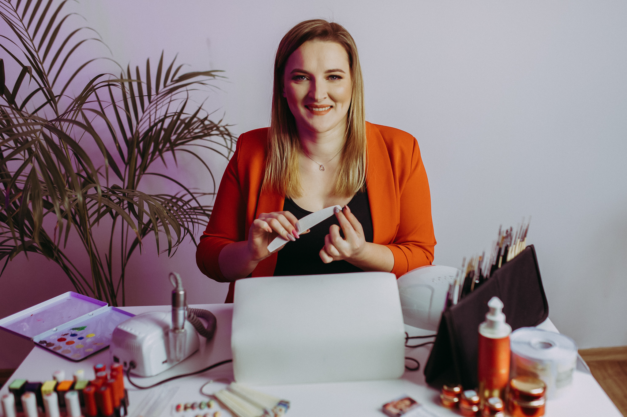 Kobieta pilnikuje swoje paznokcie.