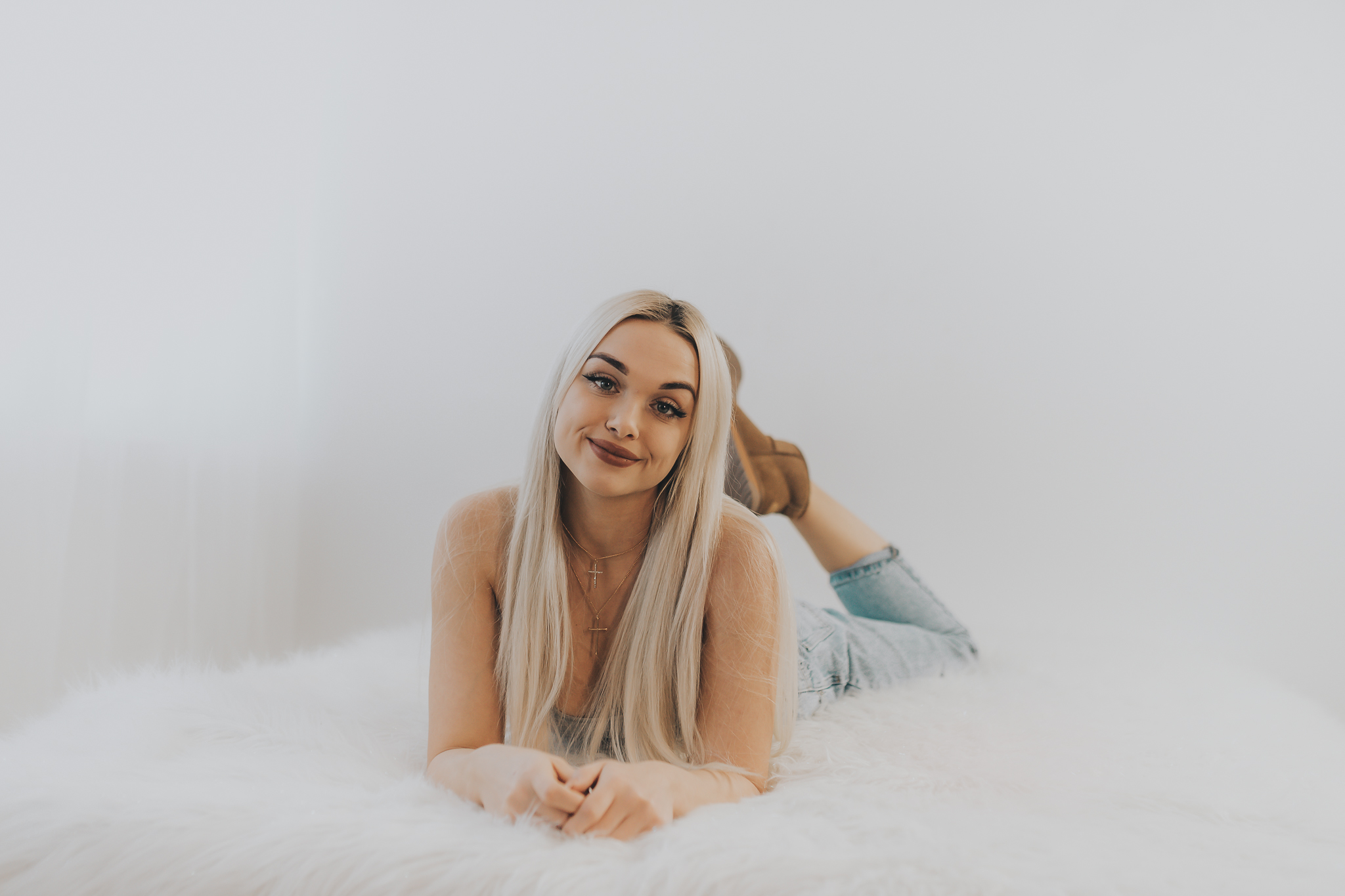 Uśmiechnięta blondynka na łóżku