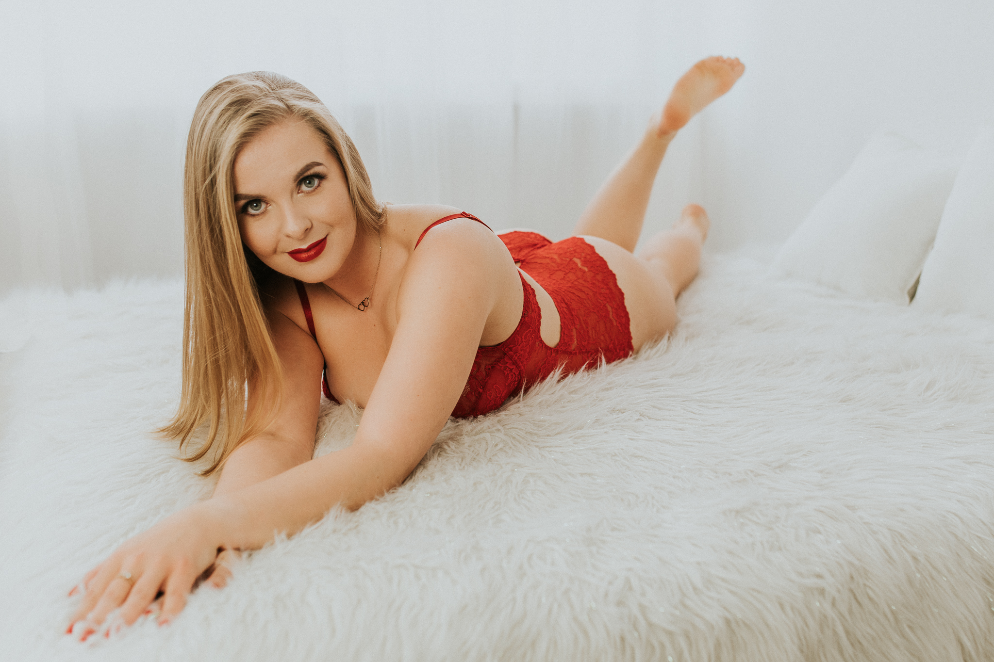 Kobieta uśmiecha się i leży na łóżku