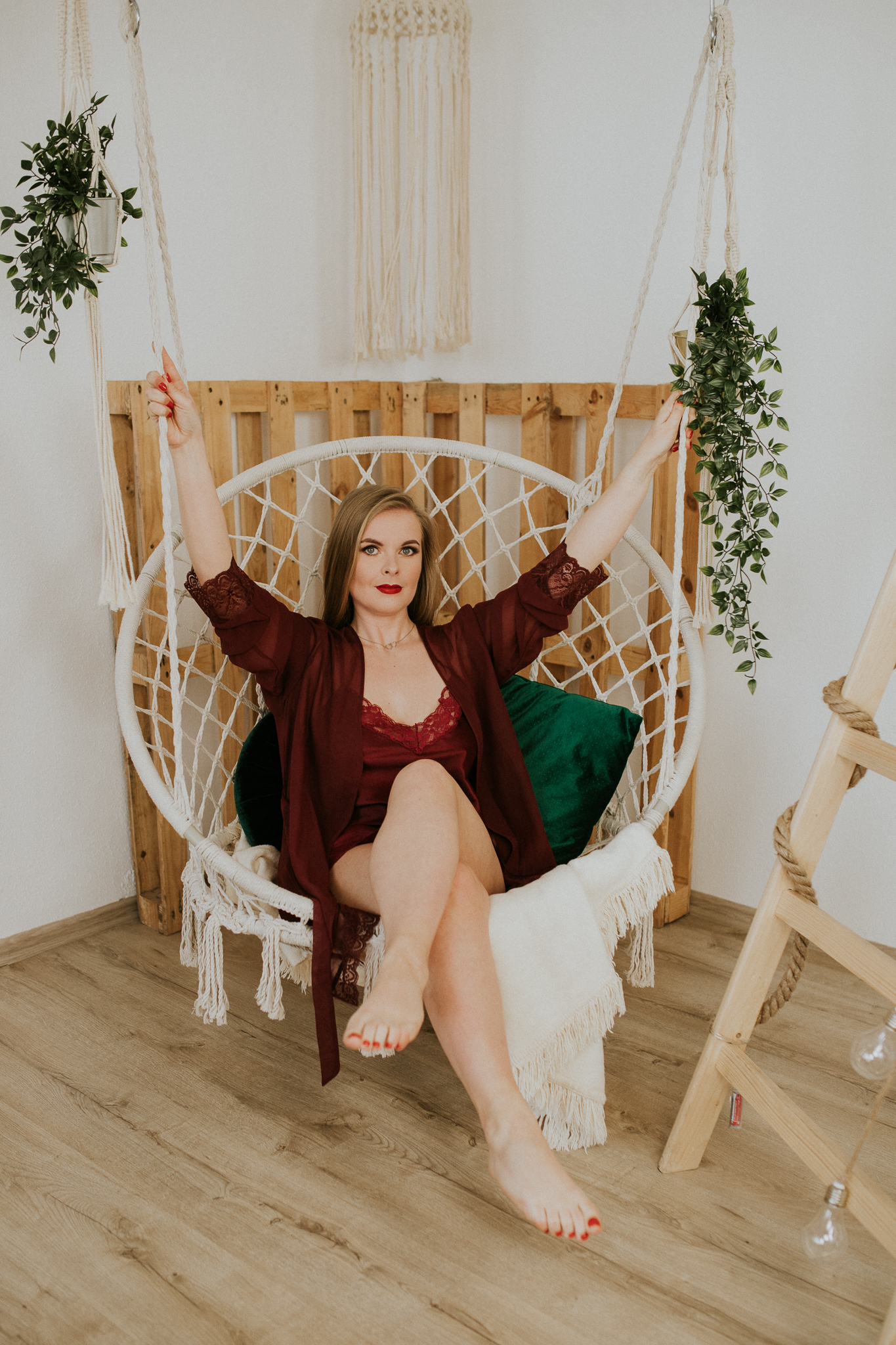 Kobieta na białej wiszącej huśtawce