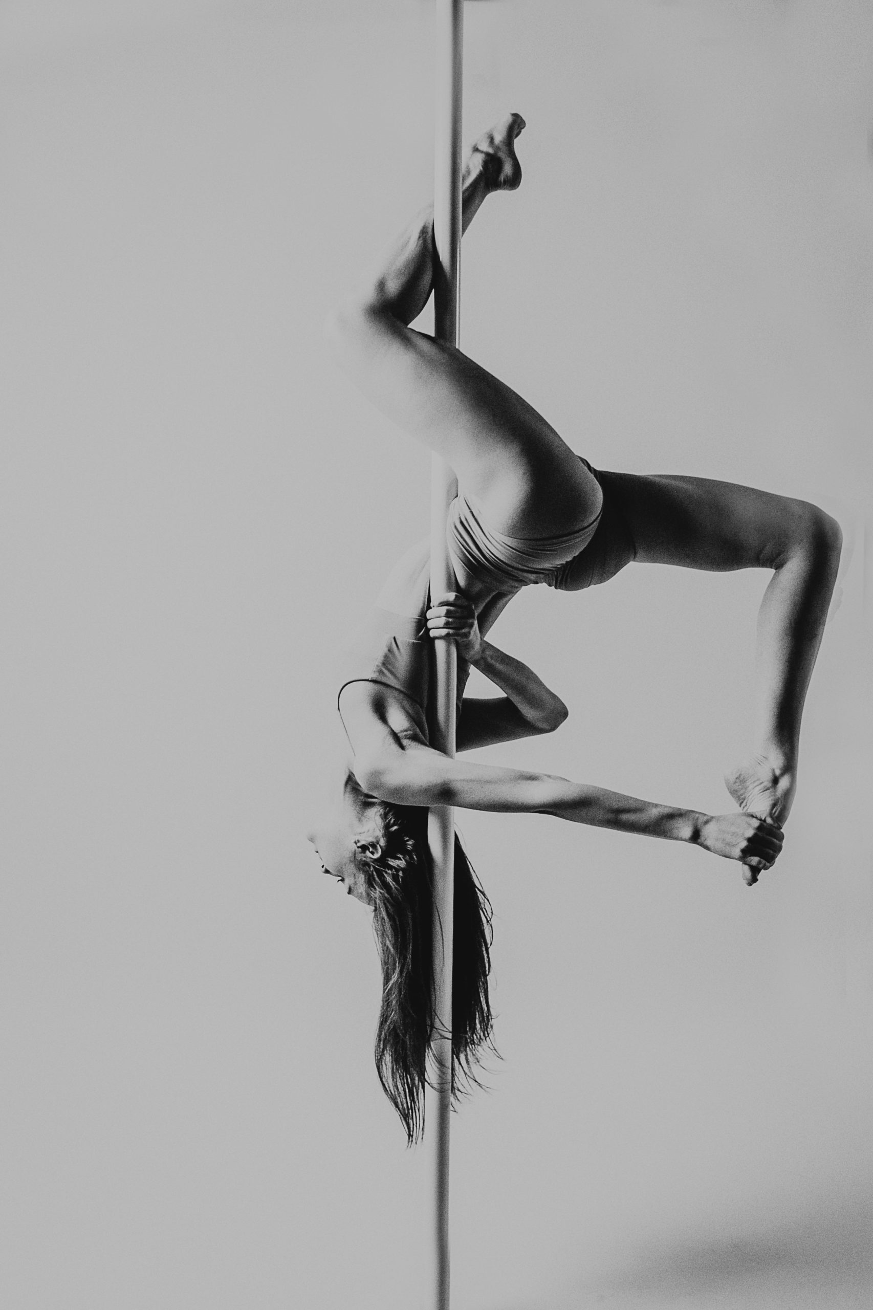 Kobieta na rurze do góry nogami