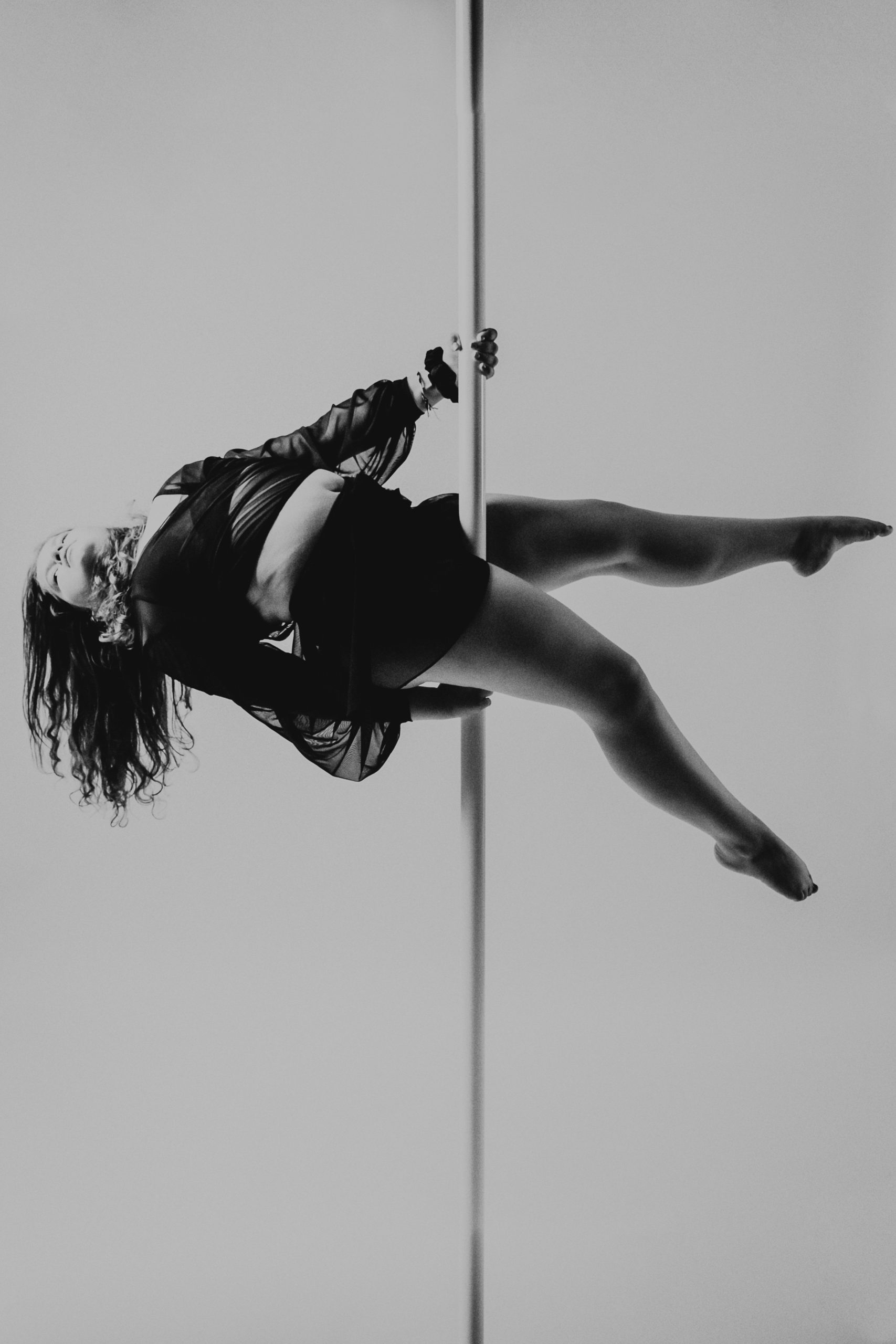 Kobieta wykonująca obrót na rurze