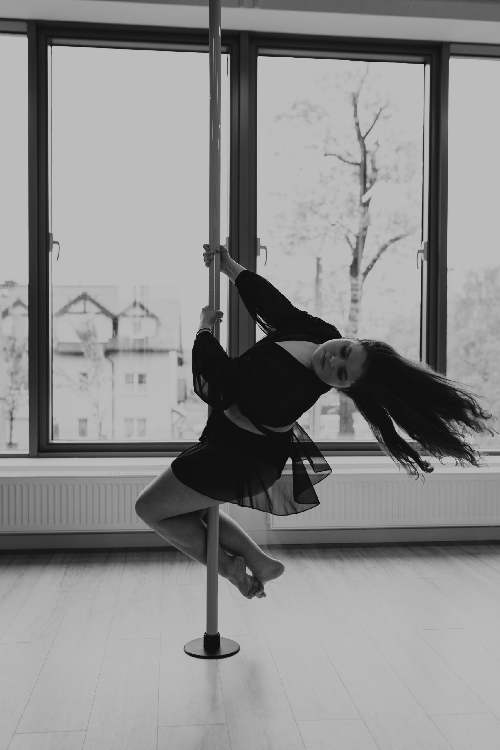 Dziewczyna tańcząca na rurze pole dance
