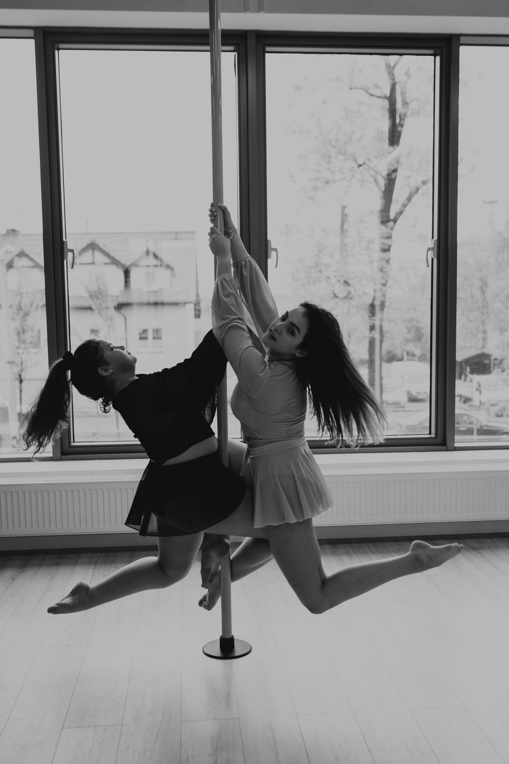 Dwie dziewczyny tańczące wspólnie na róże