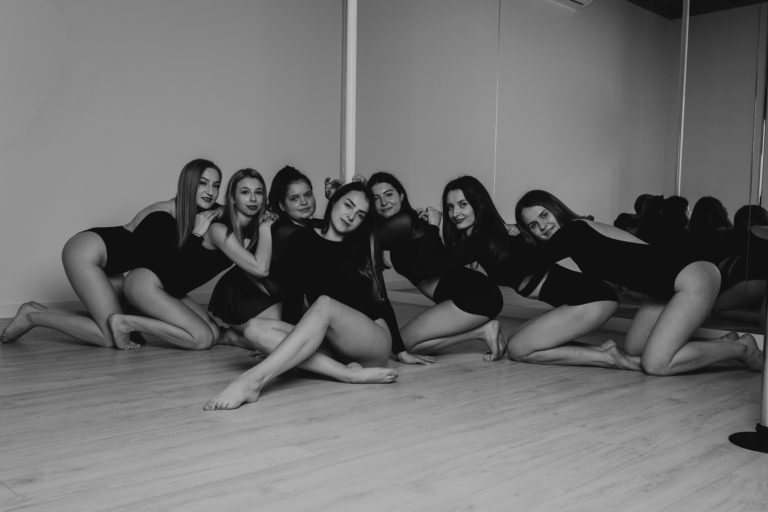 Zdjęcie grupowe dziewczyn w czarnym body