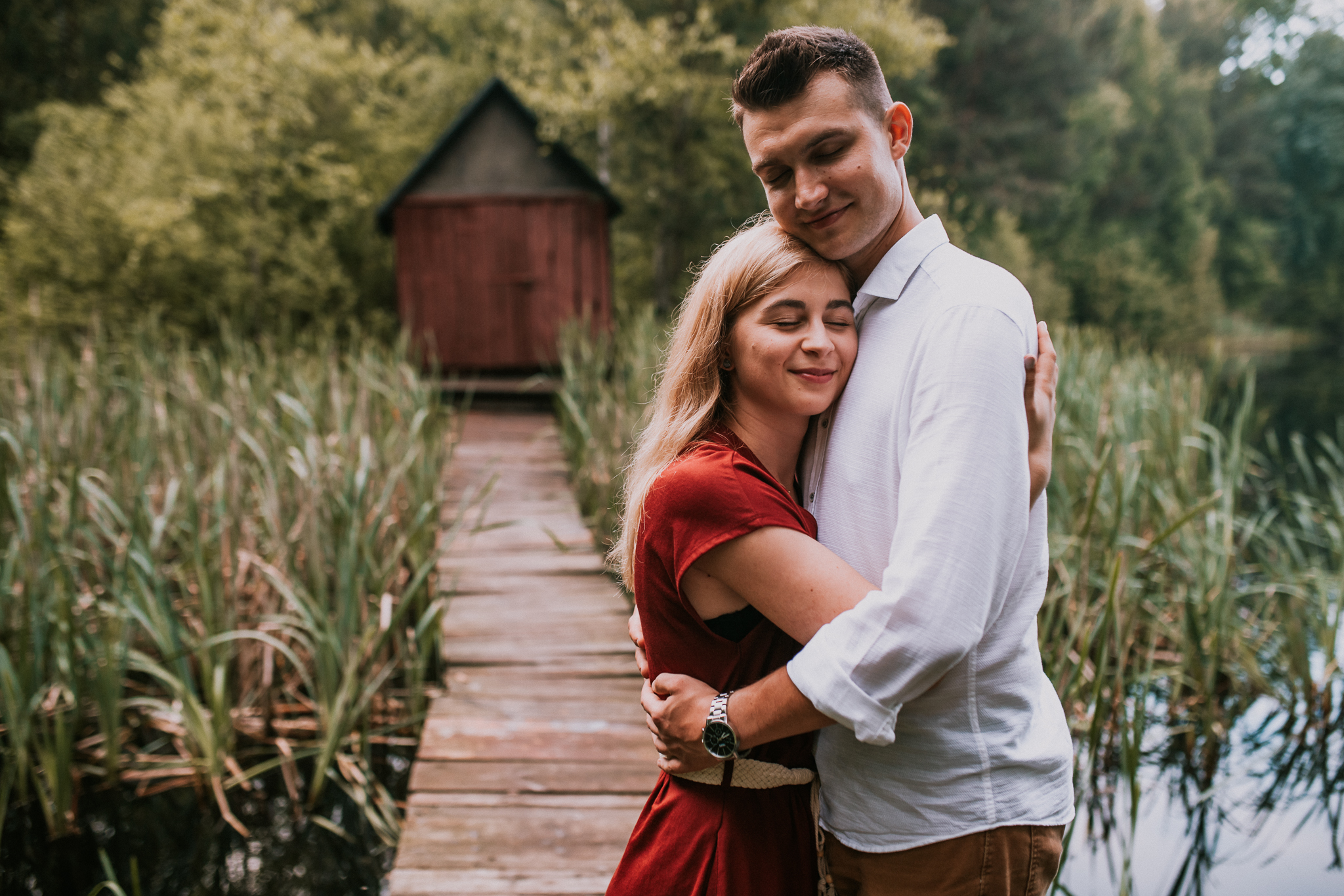 Kobieta wtulona w mężczyznę, uśmiechają się oboje