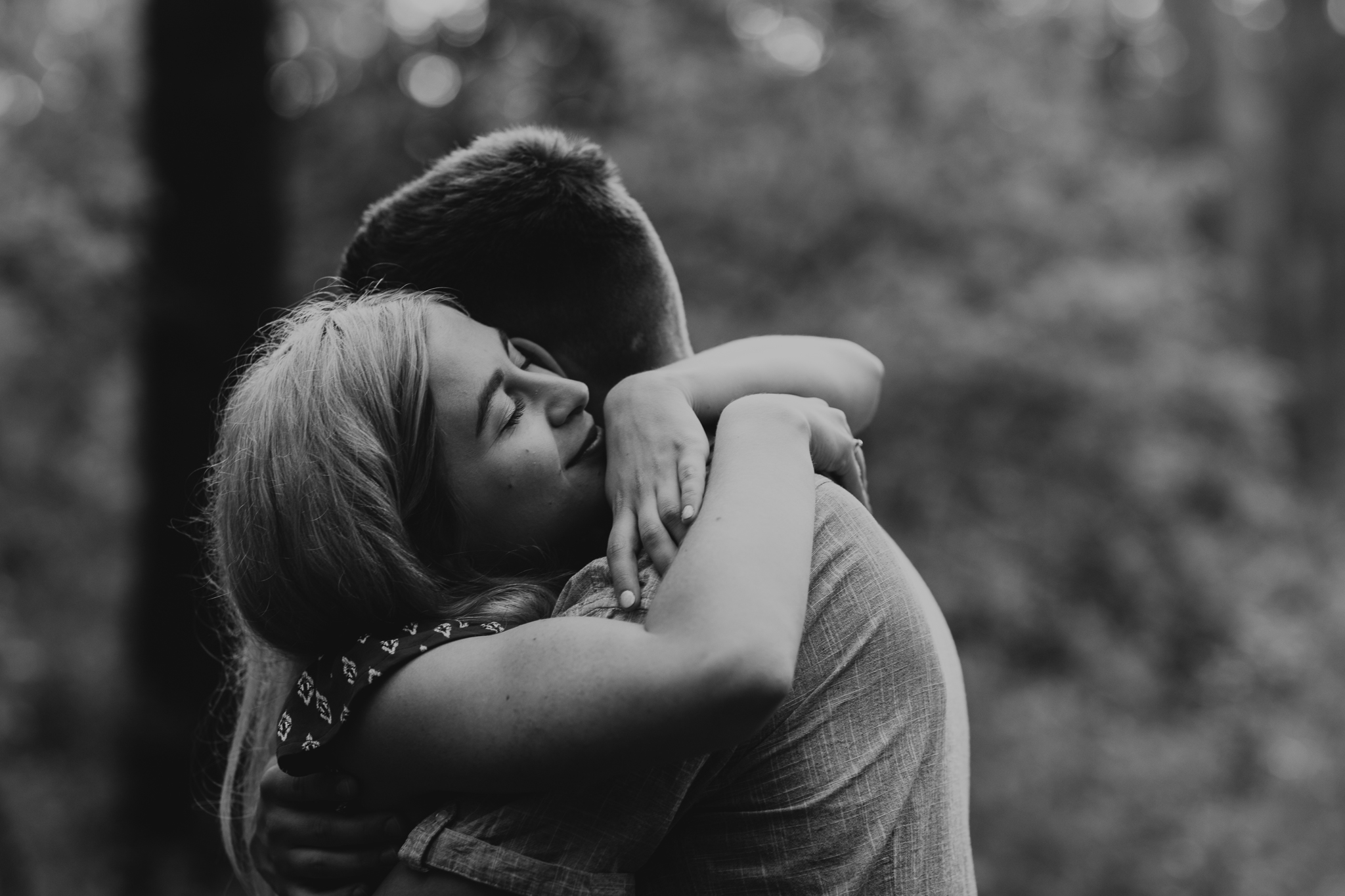 Dziewczyna przytula się do chłopaka. Widać na twarzy miłość