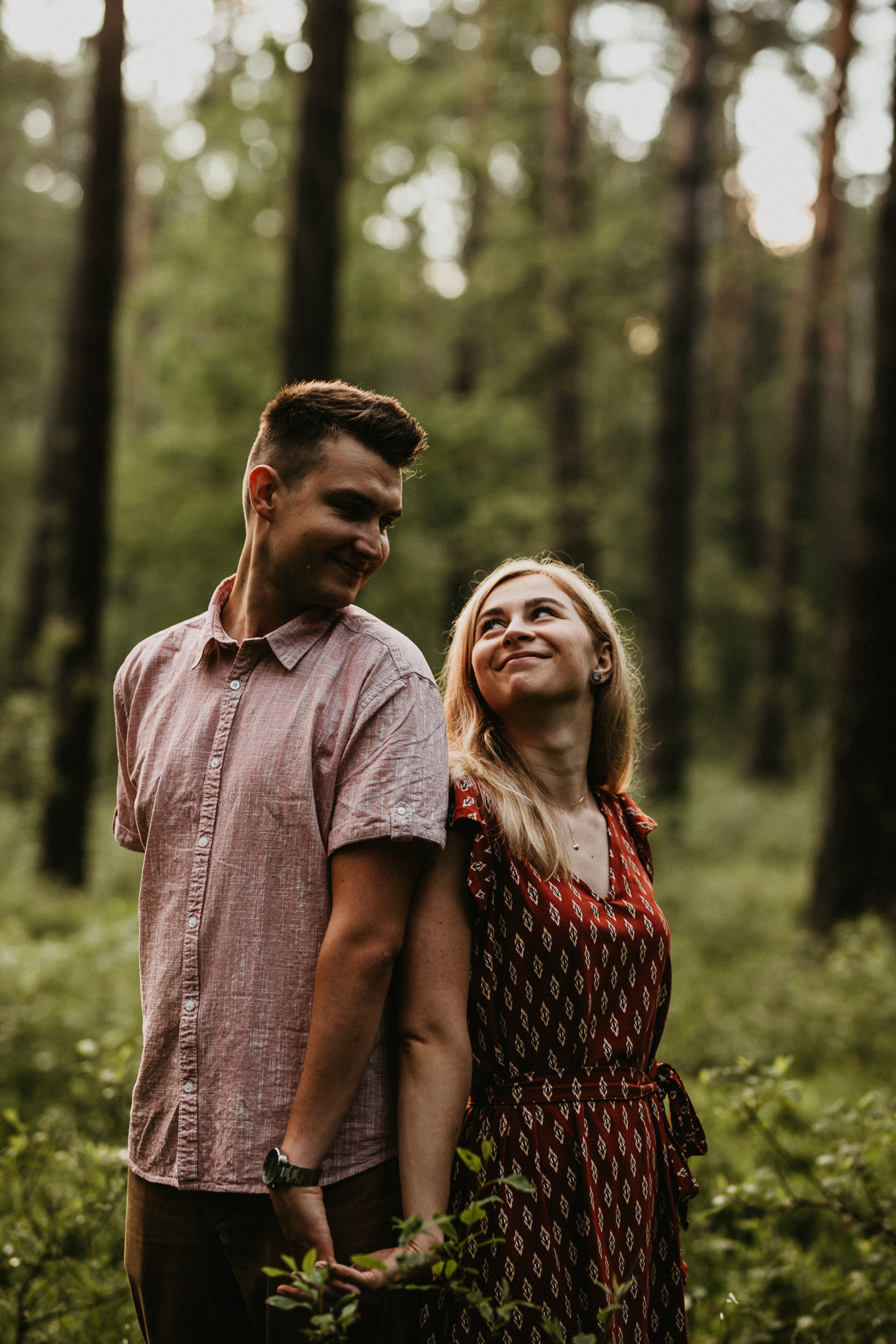 Sesja narzeczeńska w plenerze warto w nią zainwestować