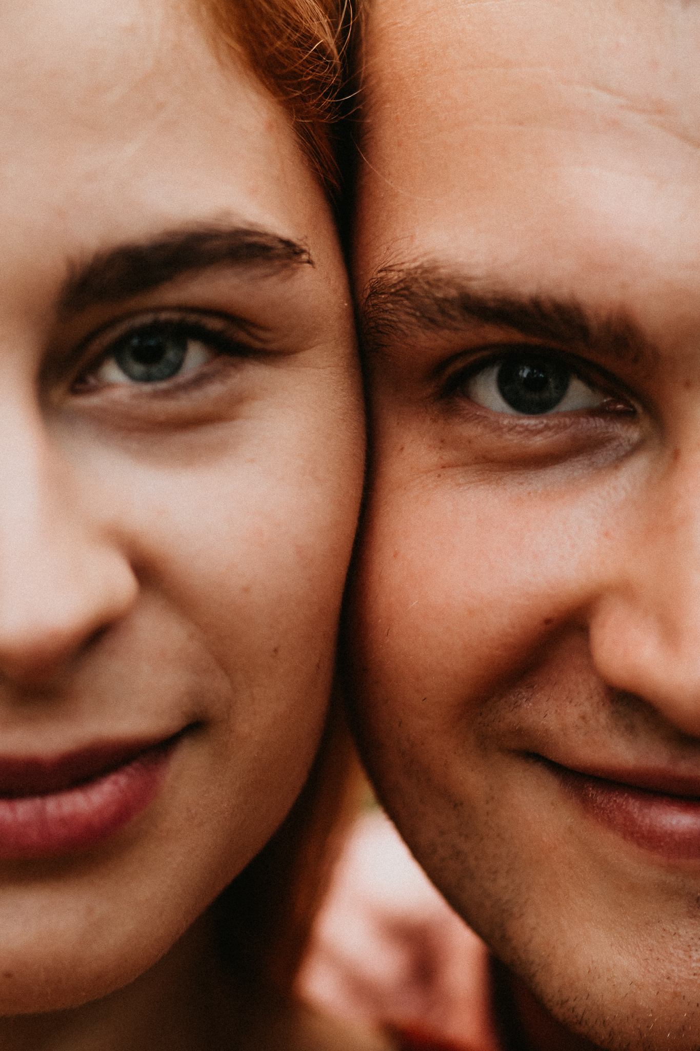 Dwie uśmiechnięte twarze. Kobieca twarz i męska twarz