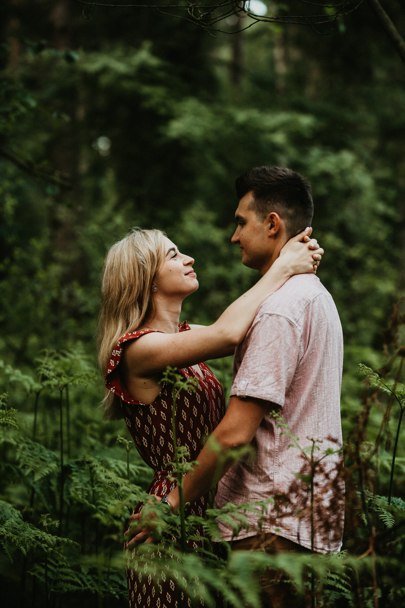 Sesja narzeczeńska w plenerze pośród paproci
