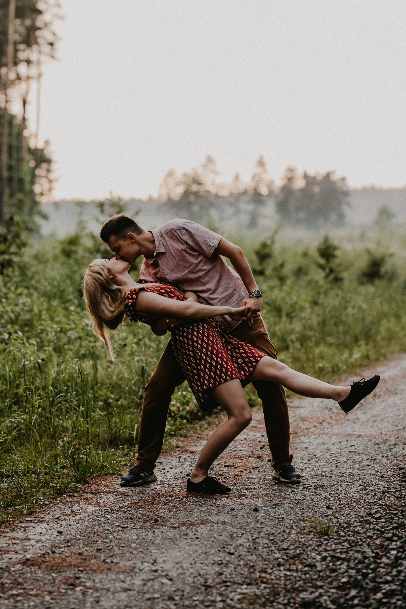 Partner całuje partnerkę w tańcu jednocześnie ją pochylając ku ziemii