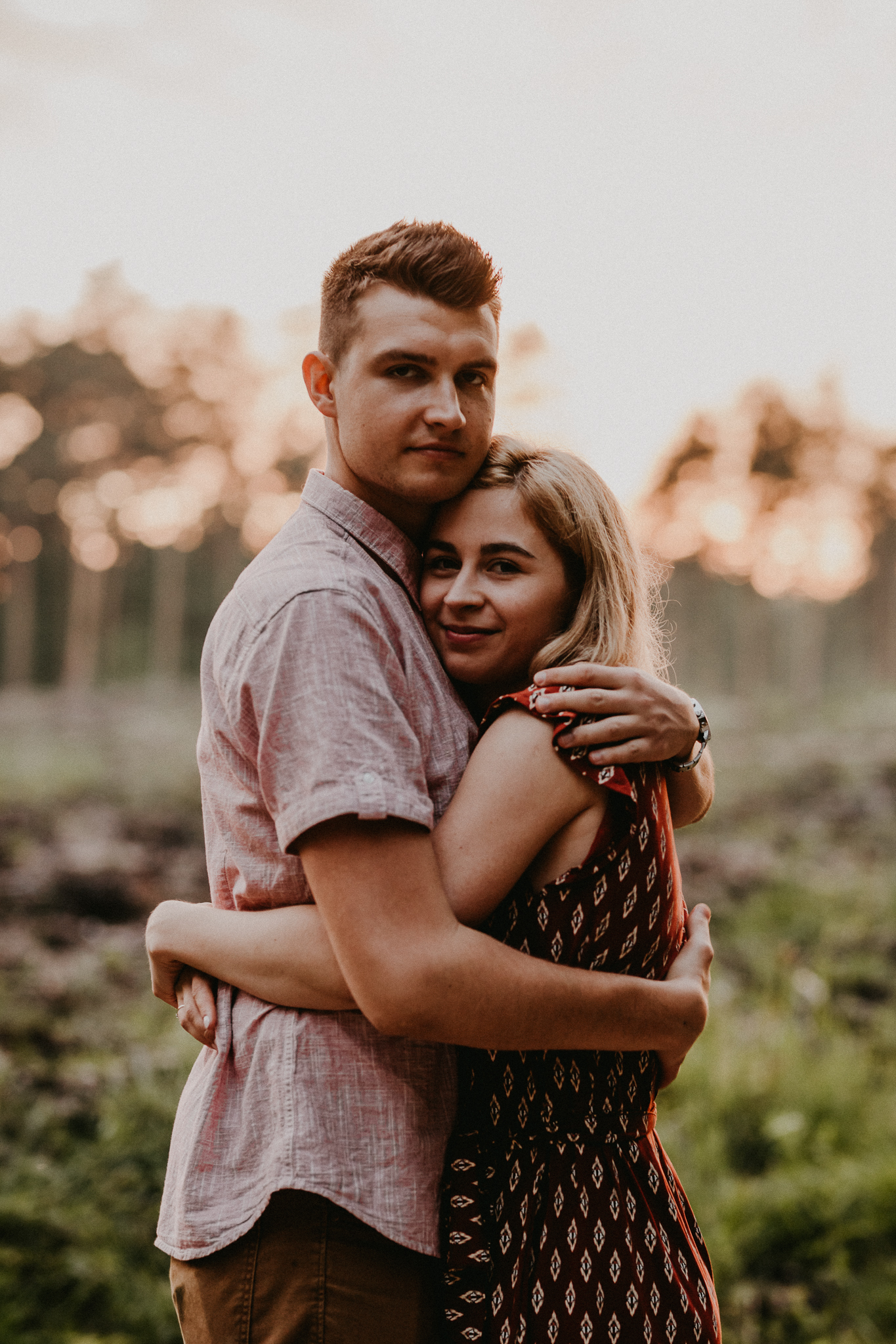 Wtulona para młodych, zakochanych ludzi. Sesja narzeczeńska w plenerze