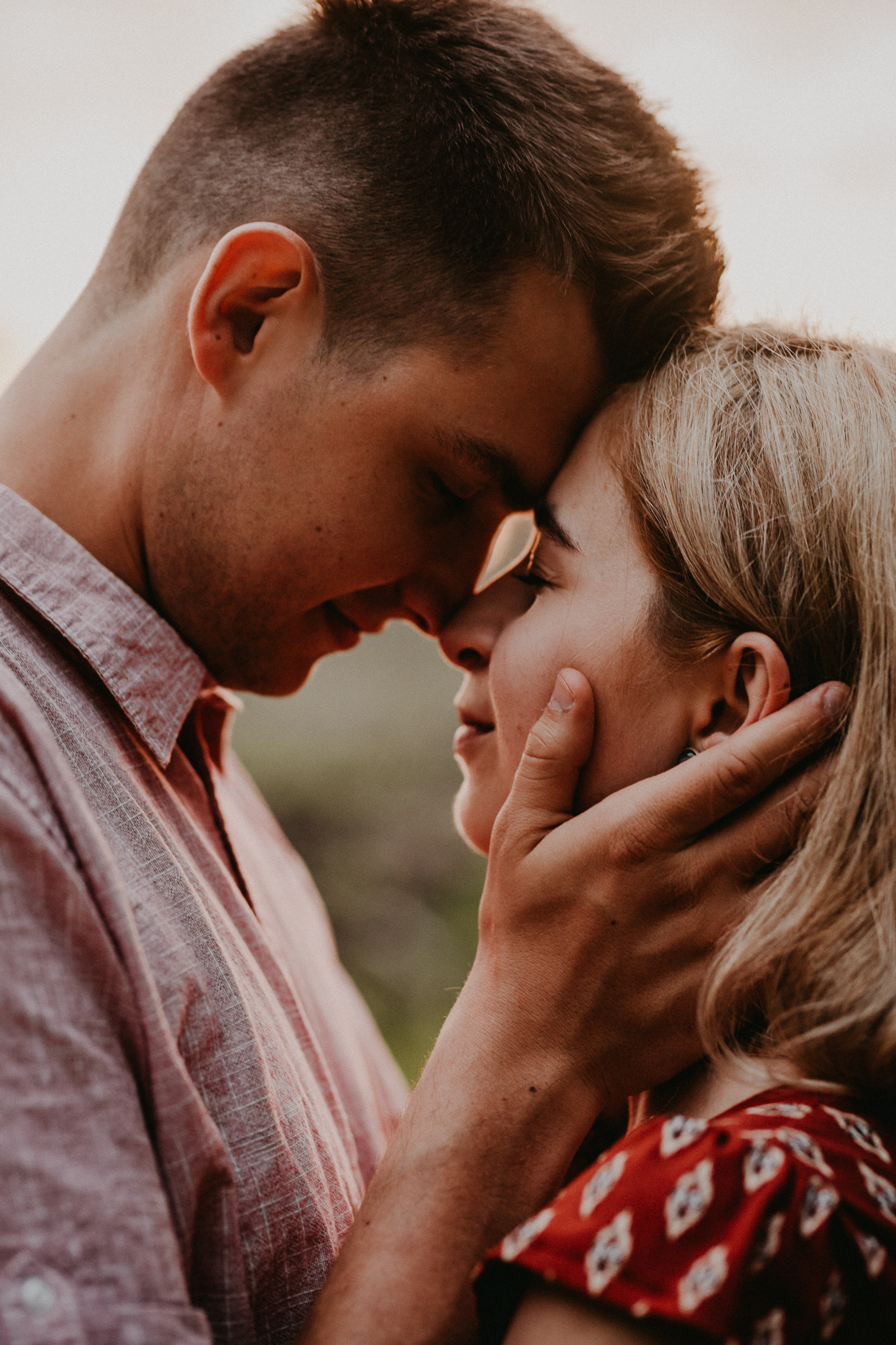 Para patrzy sobie głęboko przez zamknięte oczy i styka nosami