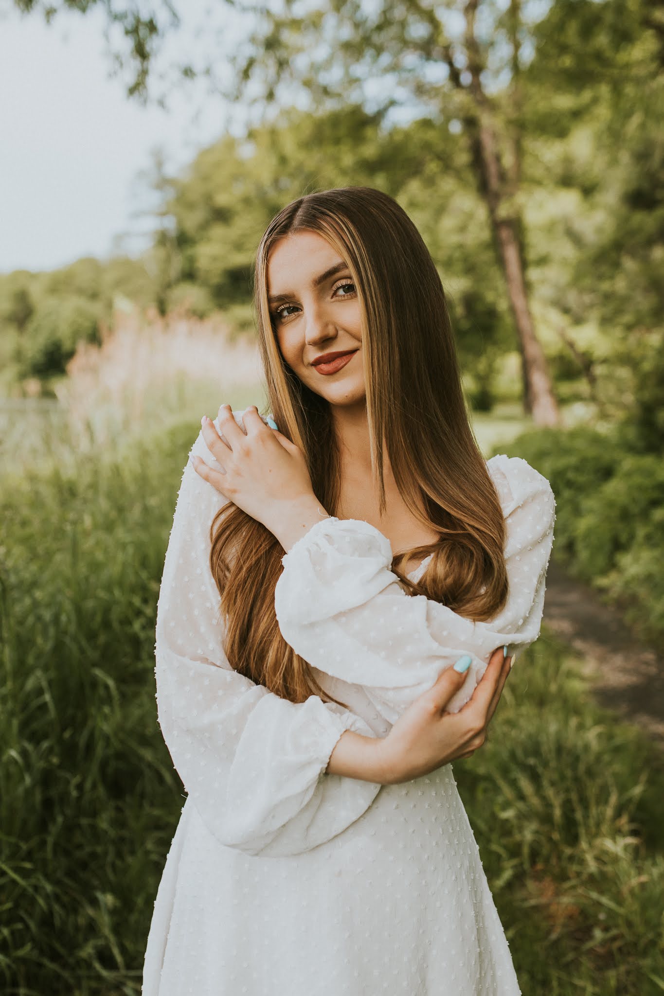 Delikatna twarz dziewczyny otulona we włosach